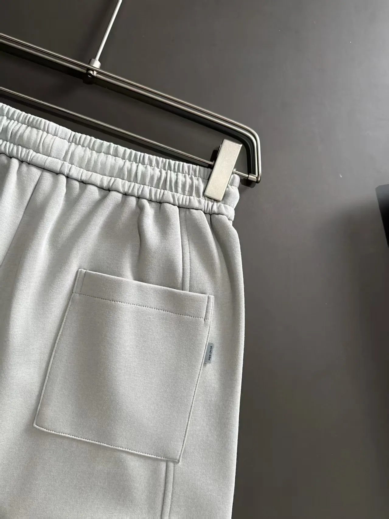 🅿️330 shipped next day. High-quality DIOR Dior 2025 spring and summer new high-definition elastic band casual solid color loose shorts. Made with machines imported from Italy. The hem of the trousers is stitched with two needles. The stitching is fine and firm. The fabric is customized at the counter. It has high breathability and comfort. The details are impeccable. The design concept of brand elements reflects high quality. It feels delicate and soft! It presents a casual cut and the upper body shape is great! Size: M-3XL