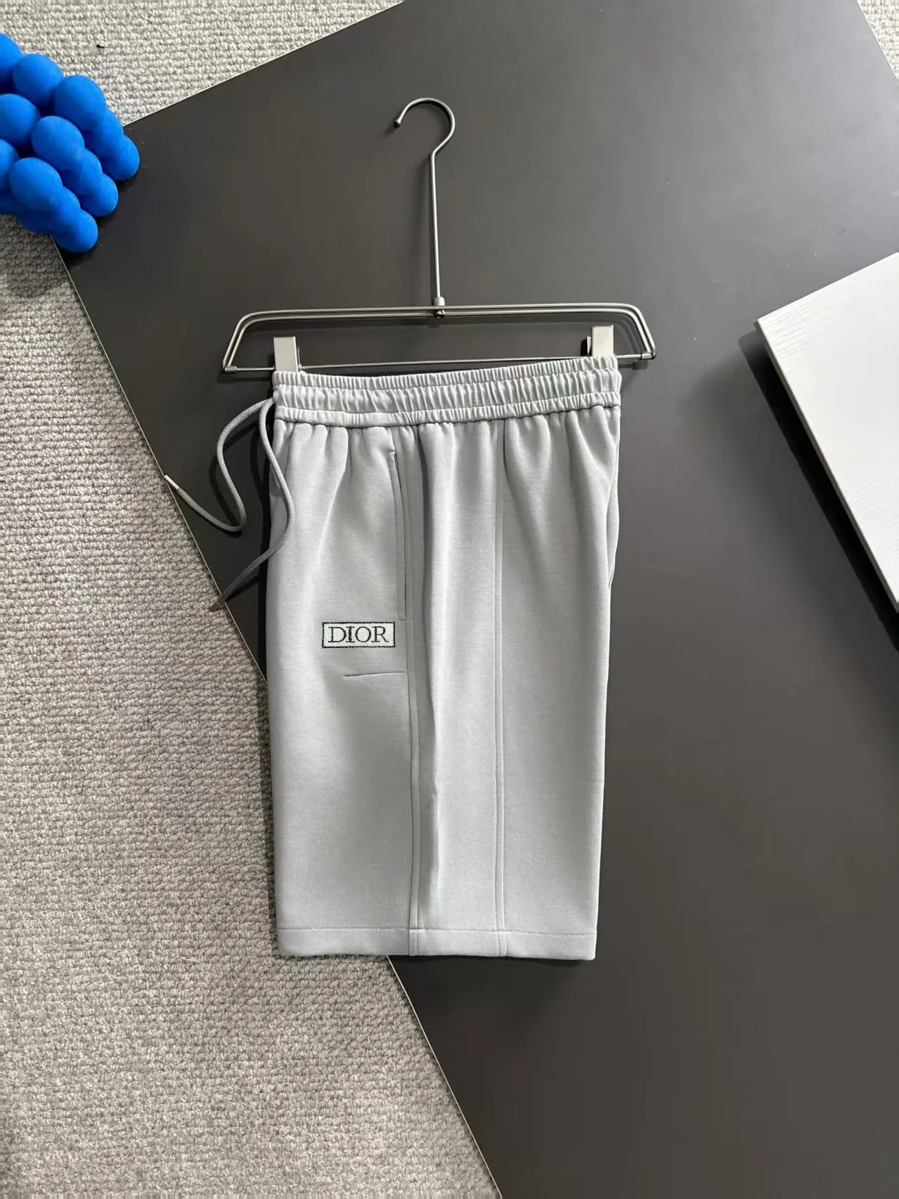 🅿️330 shipped next day. High-quality DIOR Dior 2025 spring and summer new high-definition elastic band casual solid color loose shorts. Made with machines imported from Italy. The hem of the trousers is stitched with two needles. The stitching is fine and firm. The fabric is customized at the counter. It has high breathability and comfort. The details are impeccable. The design concept of brand elements reflects high quality. It feels delicate and soft! It presents a casual cut and the upper body shape is great! Size: M-3XL
