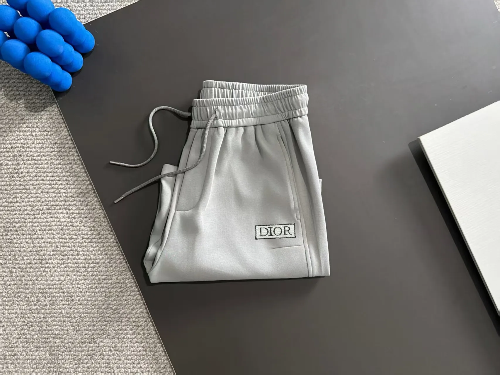 🅿️330 shipped next day. High-quality DIOR Dior 2025 spring and summer new high-definition elastic band casual solid color loose shorts. Made with machines imported from Italy. The hem of the trousers is stitched with two needles. The stitching is fine and firm. The fabric is customized at the counter. It has high breathability and comfort. The details are impeccable. The design concept of brand elements reflects high quality. It feels delicate and soft! It presents a casual cut and the upper body shape is great! Size: M-3XL