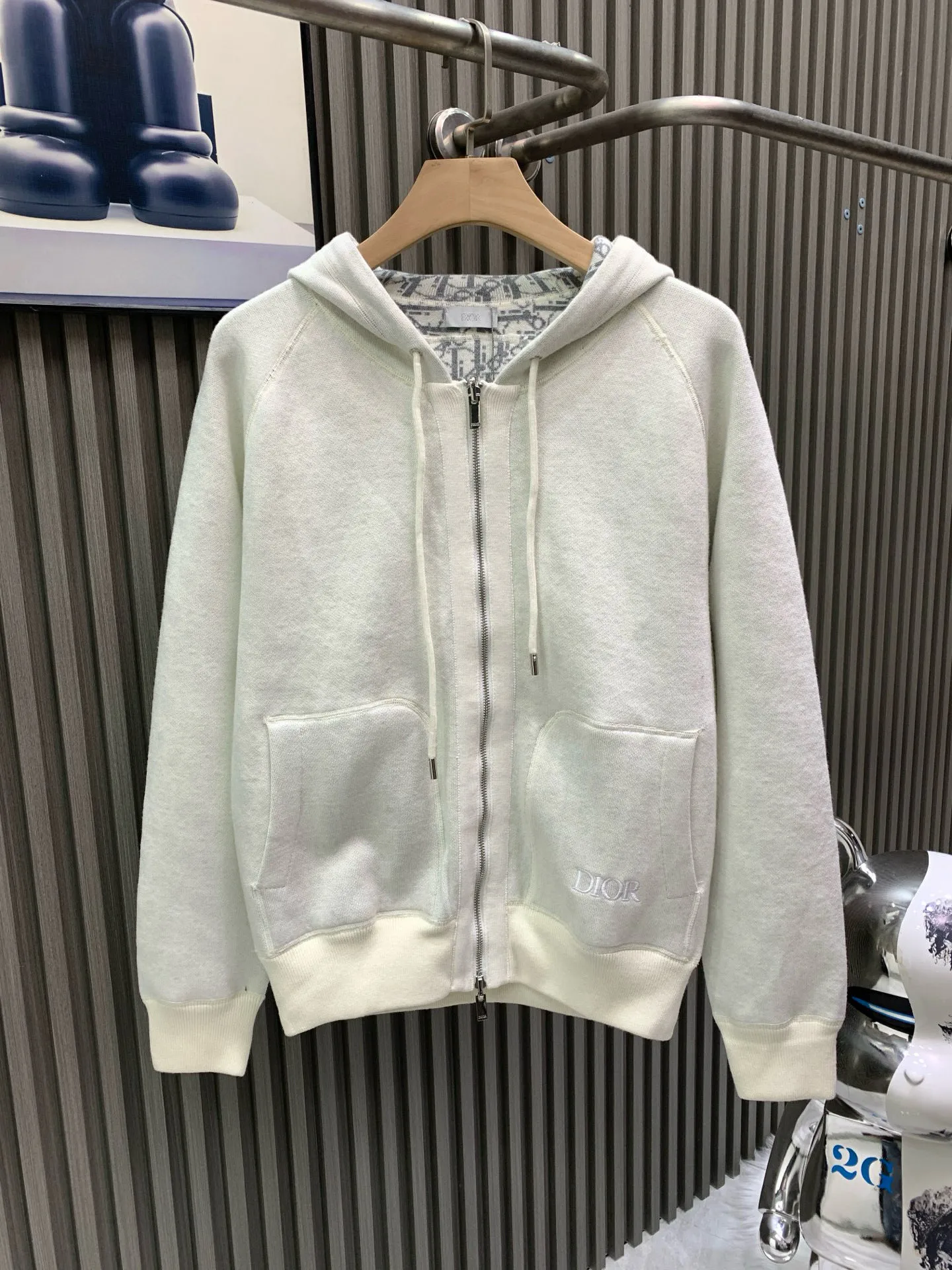 🅿️760 white