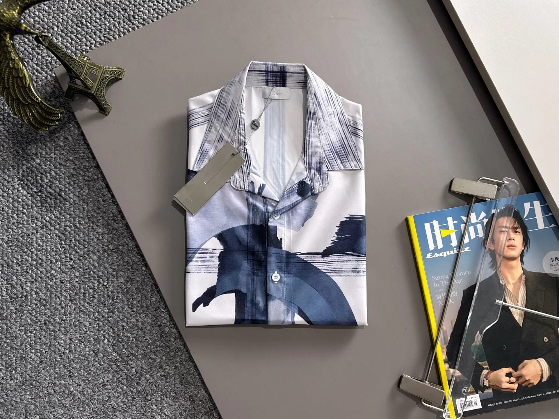 🅿️290 Dior 2025 summer classic LOGO design all-over printed shirt, light and thin cotton full-body digital printing, made of high-quality polyester fiber fabric, carefully crafted in a standard version, versatile for leisure time! The classic logo is very eye-catching, showing a sense of luxury and style. It is a classic and mainstream style that never goes out of style and is elegant! Extremely handsome, classic and heroic. Same style for men and women. Size: M-3XL (Please note your height and weight when placing an order)