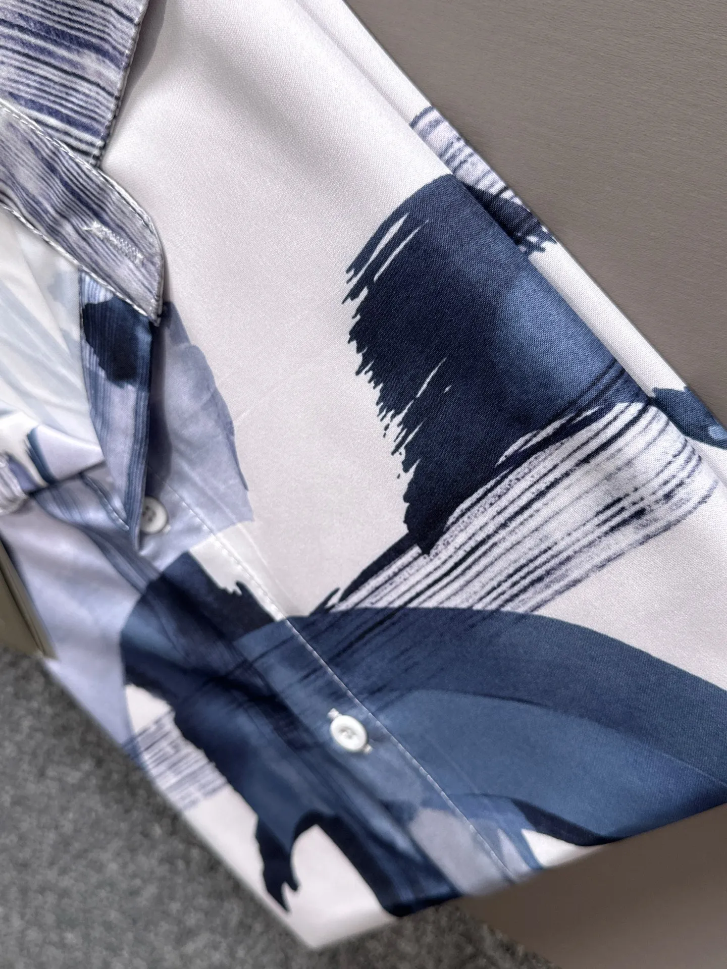 🅿️290 Dior 2025 summer classic LOGO design all-over printed shirt, light and thin cotton full-body digital printing, made of high-quality polyester fiber fabric, carefully crafted in a standard version, versatile for leisure time! The classic logo is very eye-catching, showing a sense of luxury and style. It is a classic and mainstream style that never goes out of style and is elegant! Extremely handsome, classic and heroic. Same style for men and women. Size: M-3XL (Please note your height and weight when placing an order)