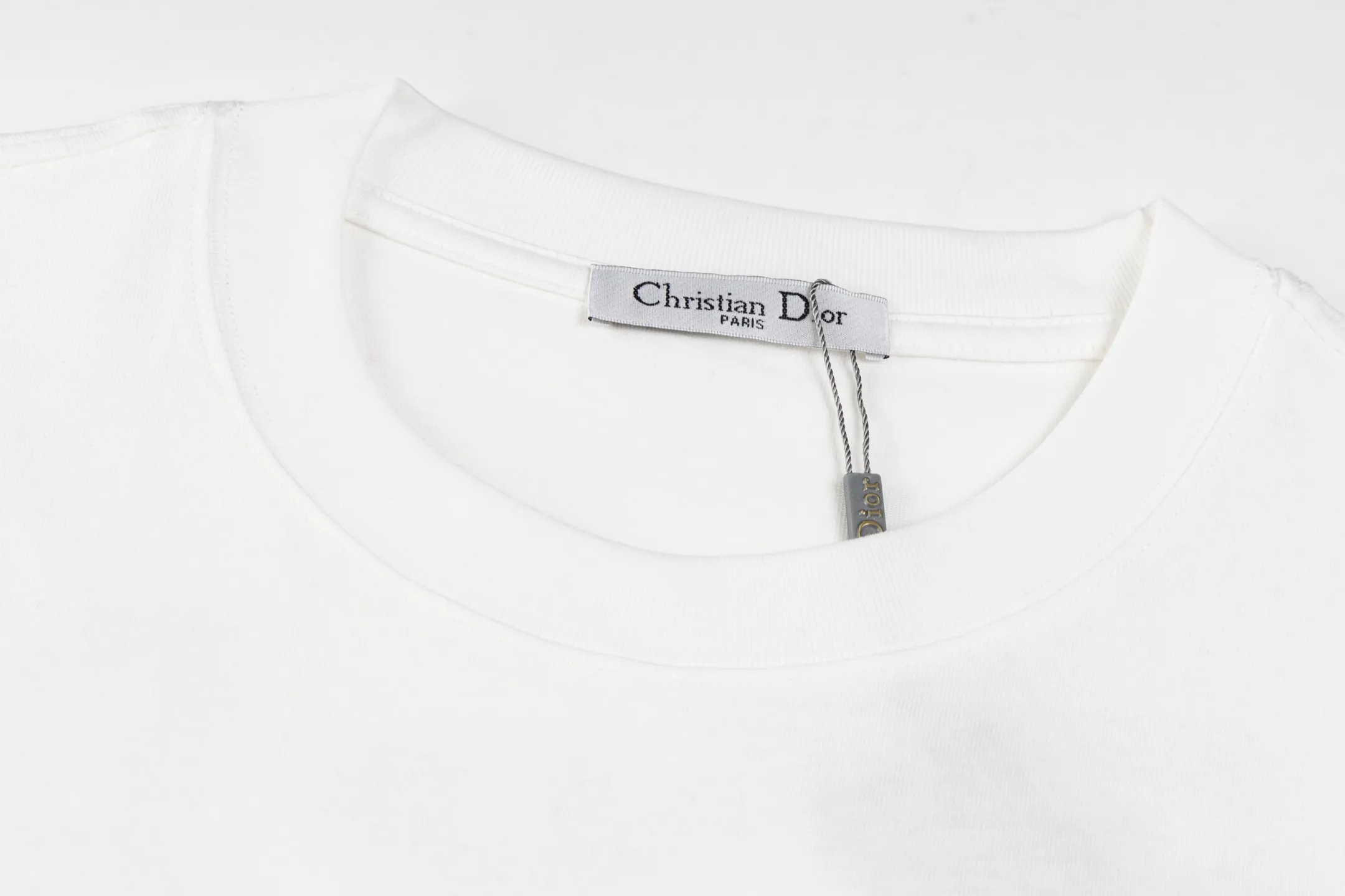 🅿️170 Style No. #Z105 Dior colorful graffiti letter round neck short-sleeved DIOR official website consistent style Fabric: 32-count double yarn 280g pure cotton fabric Weaving and dyeing threads of the same color in the same cylinder Process: imported machine white ink direct-jet printing Supporting: complete three labels Cardboard oil paper code sticker packaging High temperature pre-shrinking process before production, no shrinkage and deformation Imported machine professional plate production os version Can wear up to 200 pounds. The size is measured manually. The error of 2-3cm is normal. Color: black white size: s m l xl