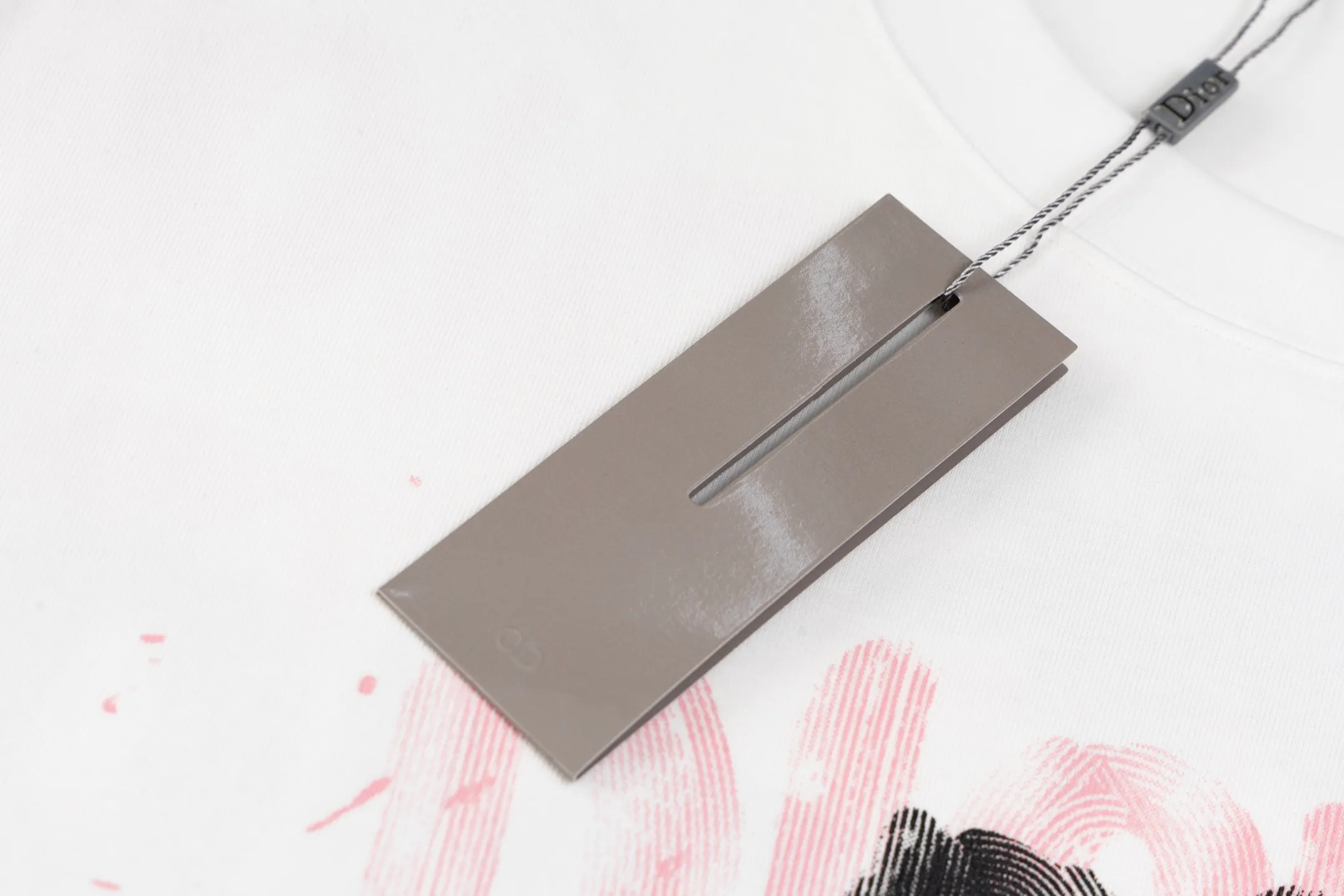 🅿️170 Style No. #Z105 Dior colorful graffiti letter round neck short-sleeved DIOR official website consistent style Fabric: 32-count double yarn 280g pure cotton fabric Weaving and dyeing threads of the same color in the same cylinder Process: imported machine white ink direct-jet printing Supporting: complete three labels Cardboard oil paper code sticker packaging High temperature pre-shrinking process before production, no shrinkage and deformation Imported machine professional plate production os version Can wear up to 200 pounds. The size is measured manually. The error of 2-3cm is normal. Color: black white size: s m l xl
