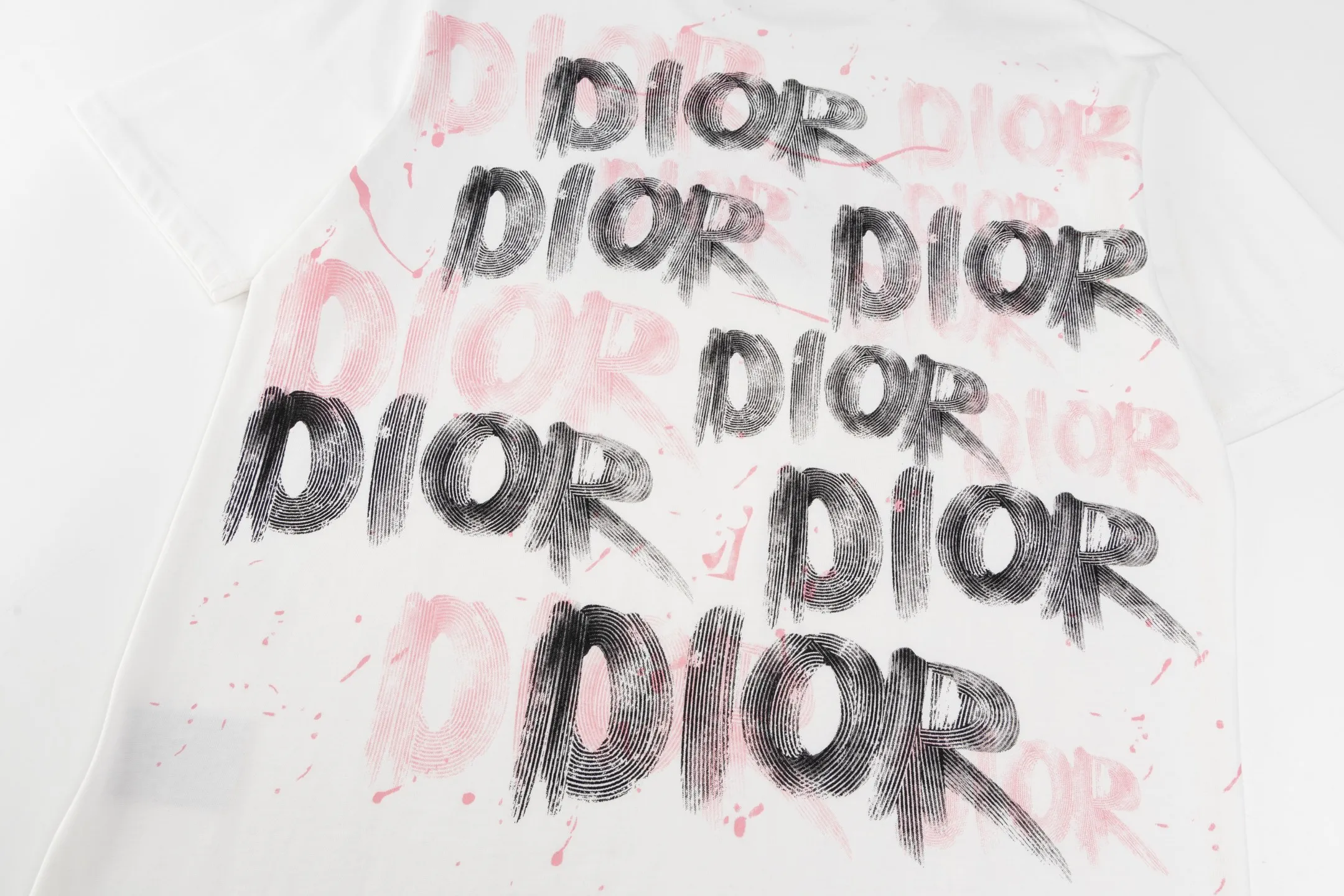 🅿️170 Style No. #Z105 Dior colorful graffiti letter round neck short-sleeved DIOR official website consistent style Fabric: 32-count double yarn 280g pure cotton fabric Weaving and dyeing threads of the same color in the same cylinder Process: imported machine white ink direct-jet printing Supporting: complete three labels Cardboard oil paper code sticker packaging High temperature pre-shrinking process before production, no shrinkage and deformation Imported machine professional plate production os version Can wear up to 200 pounds. The size is measured manually. The error of 2-3cm is normal. Color: black white size: s m l xl