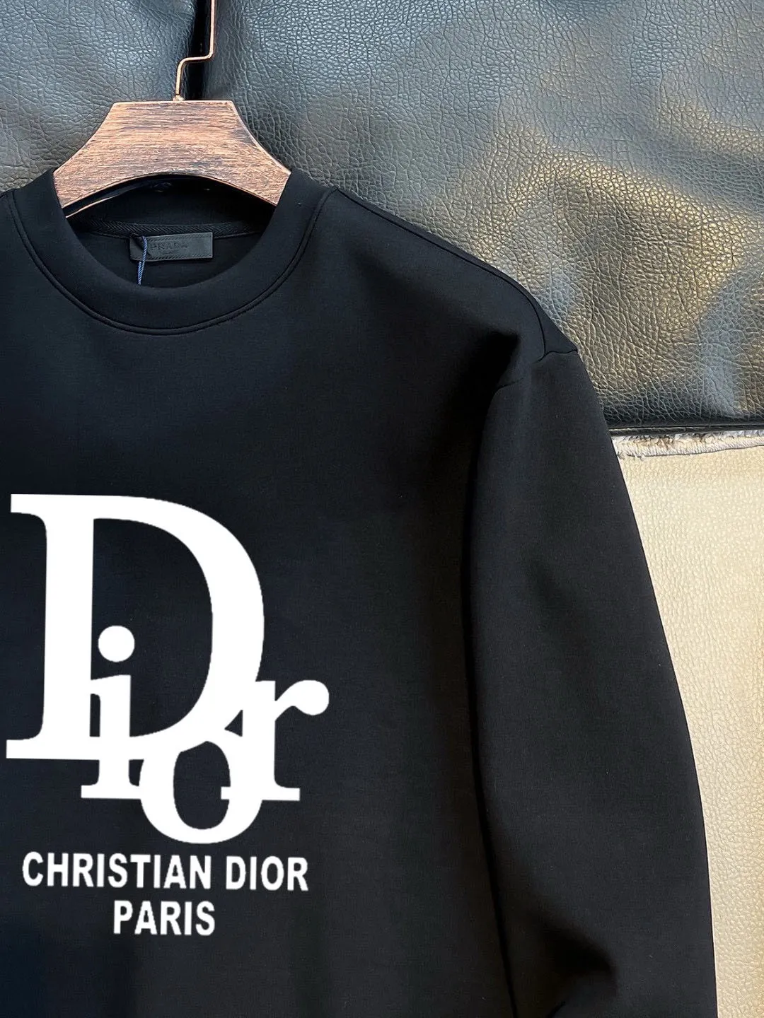 🅿️220 brand [DIOR Dior] (good news for fat people) 2025ss autumn latest long-sleeved round-neck sweatshirt, on sale simultaneously on the official website. Refreshing and breathable. Made of top Tencel Roman. Comfortable and soft. 3D three-dimensional clarity. Super fashion sense. Great for gifting and keeping for yourself. Size: M-5XL (can wear up to 220 pounds)