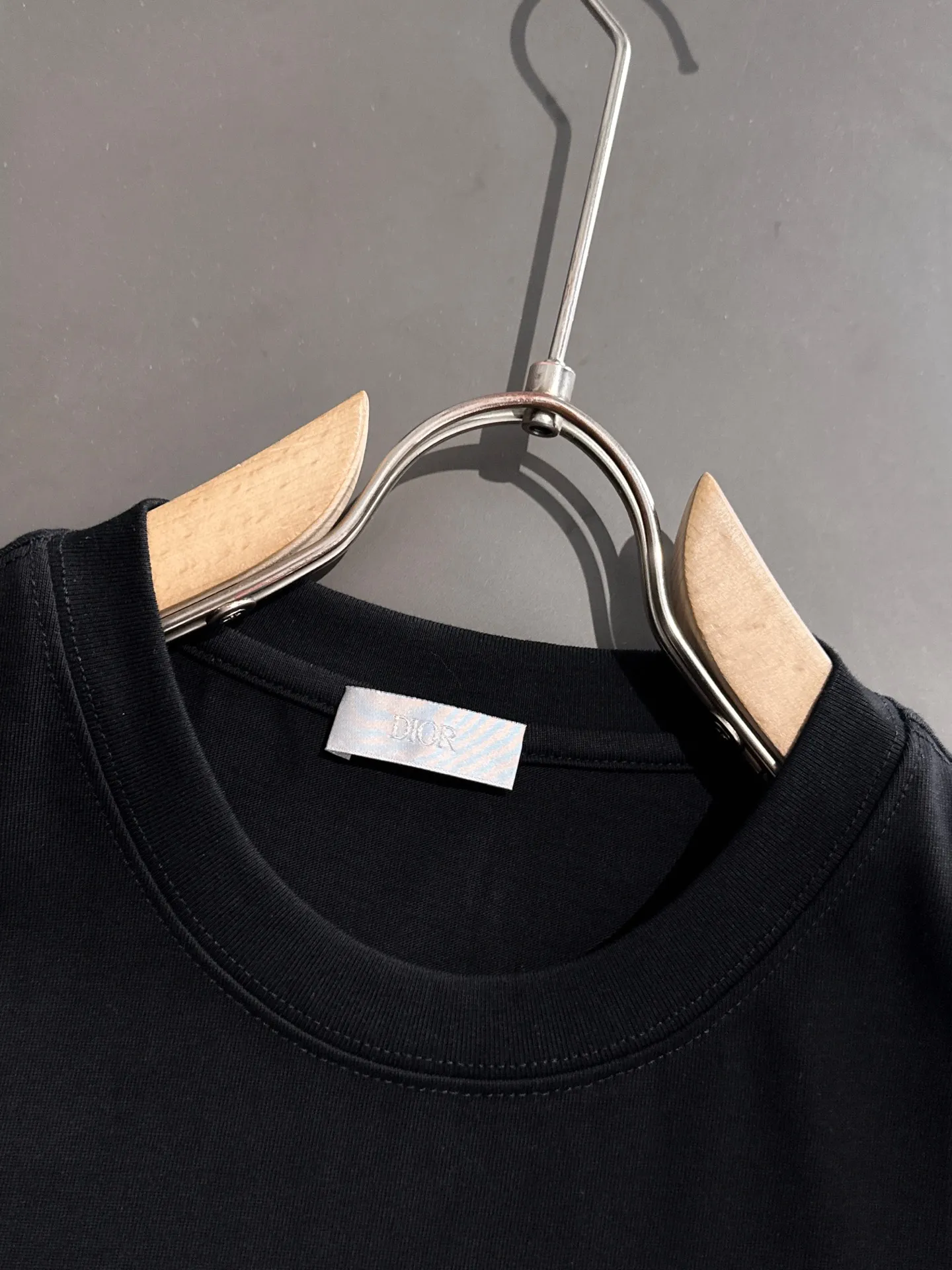 🅿️260 Dior 2꯭0꯭2꯭5 new spring and summer style ❤️ Original ⌚️ high version The fabric is made of 280 grams of high-density pure cotton. It does not deform or shrink. Process introduction: double thread movement, washing + front and rear precision 10,000-needle imported machine embroidery SIZE: M to 4XL