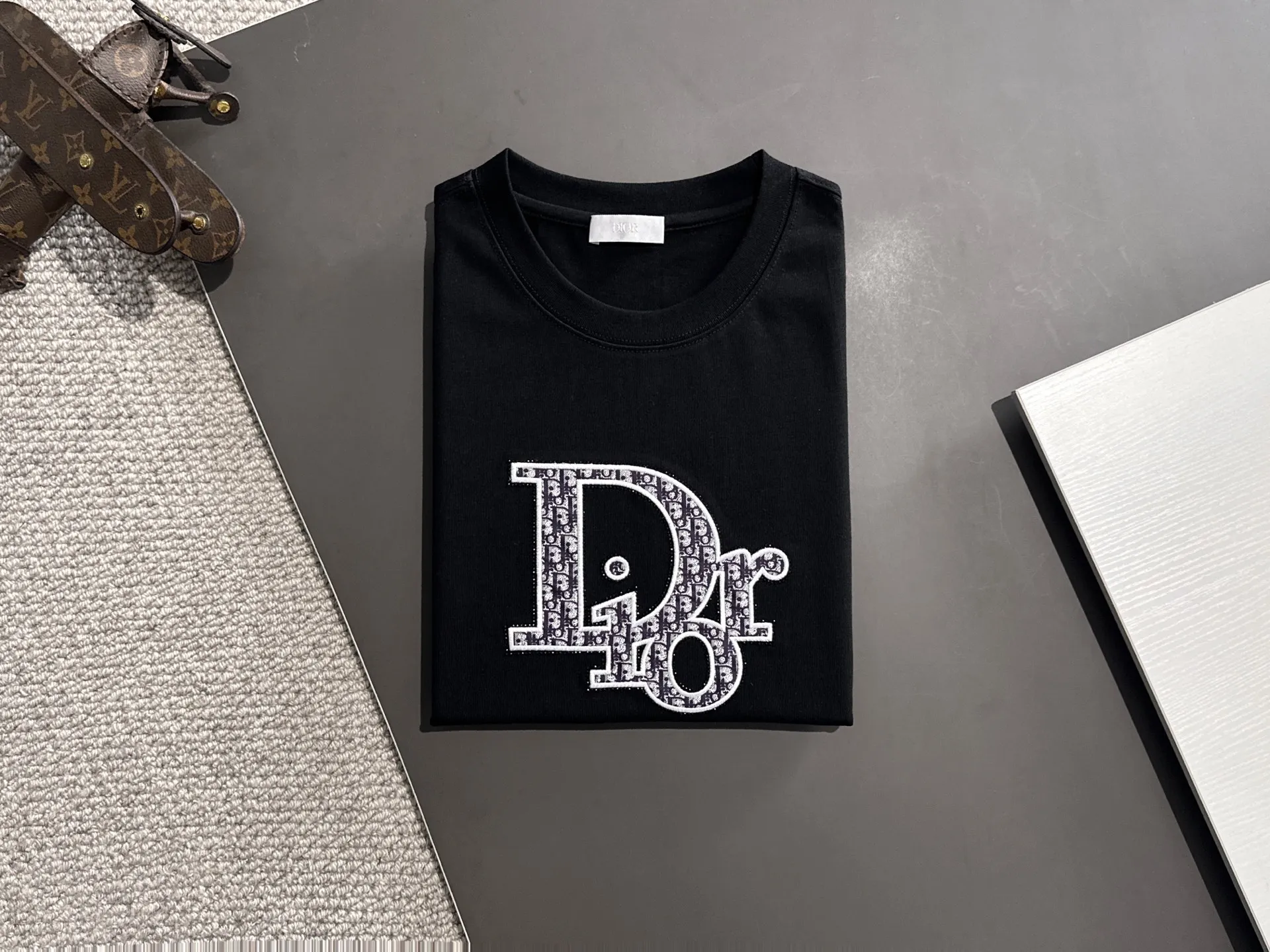 🅿️260 Dior 2꯭0꯭2꯭5 new spring and summer style ❤️ Original ⌚️ high version The fabric is made of 280 grams of high-density pure cotton. It does not deform or shrink. Process introduction: double thread movement, washing + front and rear precision 10,000-needle imported machine embroidery SIZE: M to 4XL