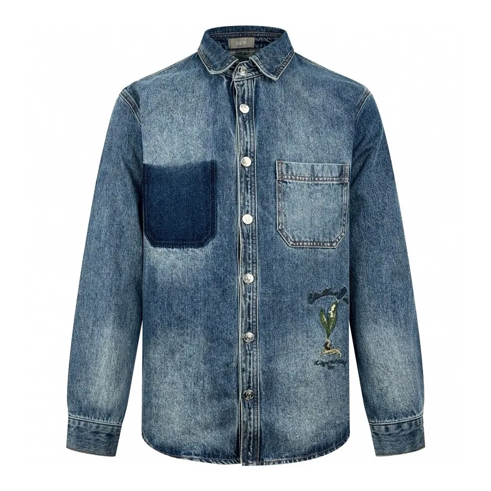 🅿️560 [Exclusive supply] CD 24SS Lily of the Valley signed embroidered denim shirt Originally purchased for RMB 16,500, the dark blue pure cotton denim sero-spun fabric was stonewashed to create a soft texture. It was fermented, sanded and washed with professional fried sand and softened. Heavy fermented milling and stir-fried salt gradually changed the washing effect. The ready-made garments also need to be washed and deslurried before being keyholes. The fermented stone mill was worn in multiple places. Through washing and sandstone grinding, it formed an aged texture and an overly natural color. The washing process used a combination of heavy fermentation, stir-frying, spraying and other processes. The lily of the valley on the front is embroidered with needle embroidery technology. The characteristic of positioning needle embroidery technology is exquisite patterns. Due to its unique stitching method, the embroidery pattern has a strong sense of luster and three-dimensionality. The signature name on the back panel adopts the core three-dimensional embroidery process, using glossy mercerized embroidery thread to add a three-dimensional effect to the raised pattern. The placket and cuffs are designed to be opened and closed with engraved aluminum buttons. All accessories are customized according to the original version. The notched lapel is uniquely designed and the straight shirt is cut. It not only retains the classic beauty of the lapel, but also gives the shirt a retro and casual atmosphere. It is exclusively produced. Size:38-40-42-44