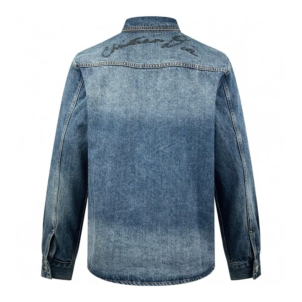 🅿️560 [Exclusive supply] CD 24SS Lily of the Valley signed embroidered denim shirt Originally purchased for RMB 16,500, the dark blue pure cotton denim sero-spun fabric was stonewashed to create a soft texture. It was fermented, sanded and washed with professional fried sand and softened. Heavy fermented milling and stir-fried salt gradually changed the washing effect. The ready-made garments also need to be washed and deslurried before being keyholes. The fermented stone mill was worn in multiple places. Through washing and sandstone grinding, it formed an aged texture and an overly natural color. The washing process used a combination of heavy fermentation, stir-frying, spraying and other processes. The lily of the valley on the front is embroidered with needle embroidery technology. The characteristic of positioning needle embroidery technology is exquisite patterns. Due to its unique stitching method, the embroidery pattern has a strong sense of luster and three-dimensionality. The signature name on the back panel adopts the core three-dimensional embroidery process, using glossy mercerized embroidery thread to add a three-dimensional effect to the raised pattern. The placket and cuffs are designed to be opened and closed with engraved aluminum buttons. All accessories are customized according to the original version. The notched lapel is uniquely designed and the straight shirt is cut. It not only retains the classic beauty of the lapel, but also gives the shirt a retro and casual atmosphere. It is exclusively produced. Size:38-40-42-44