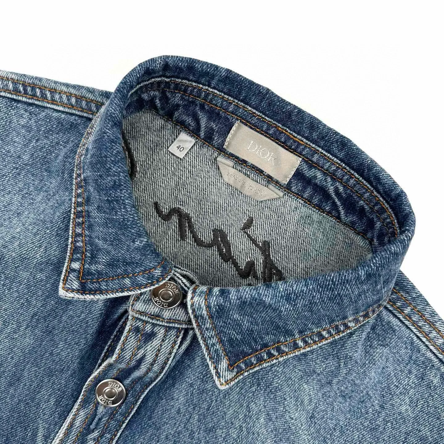 🅿️560 [Exclusive supply] CD 24SS Lily of the Valley signed embroidered denim shirt Originally purchased for RMB 16,500, the dark blue pure cotton denim sero-spun fabric was stonewashed to create a soft texture. It was fermented, sanded and washed with professional fried sand and softened. Heavy fermented milling and stir-fried salt gradually changed the washing effect. The ready-made garments also need to be washed and deslurried before being keyholes. The fermented stone mill was worn in multiple places. Through washing and sandstone grinding, it formed an aged texture and an overly natural color. The washing process used a combination of heavy fermentation, stir-frying, spraying and other processes. The lily of the valley on the front is embroidered with needle embroidery technology. The characteristic of positioning needle embroidery technology is exquisite patterns. Due to its unique stitching method, the embroidery pattern has a strong sense of luster and three-dimensionality. The signature name on the back panel adopts the core three-dimensional embroidery process, using glossy mercerized embroidery thread to add a three-dimensional effect to the raised pattern. The placket and cuffs are designed to be opened and closed with engraved aluminum buttons. All accessories are customized according to the original version. The notched lapel is uniquely designed and the straight shirt is cut. It not only retains the classic beauty of the lapel, but also gives the shirt a retro and casual atmosphere. It is exclusively produced. Size:38-40-42-44