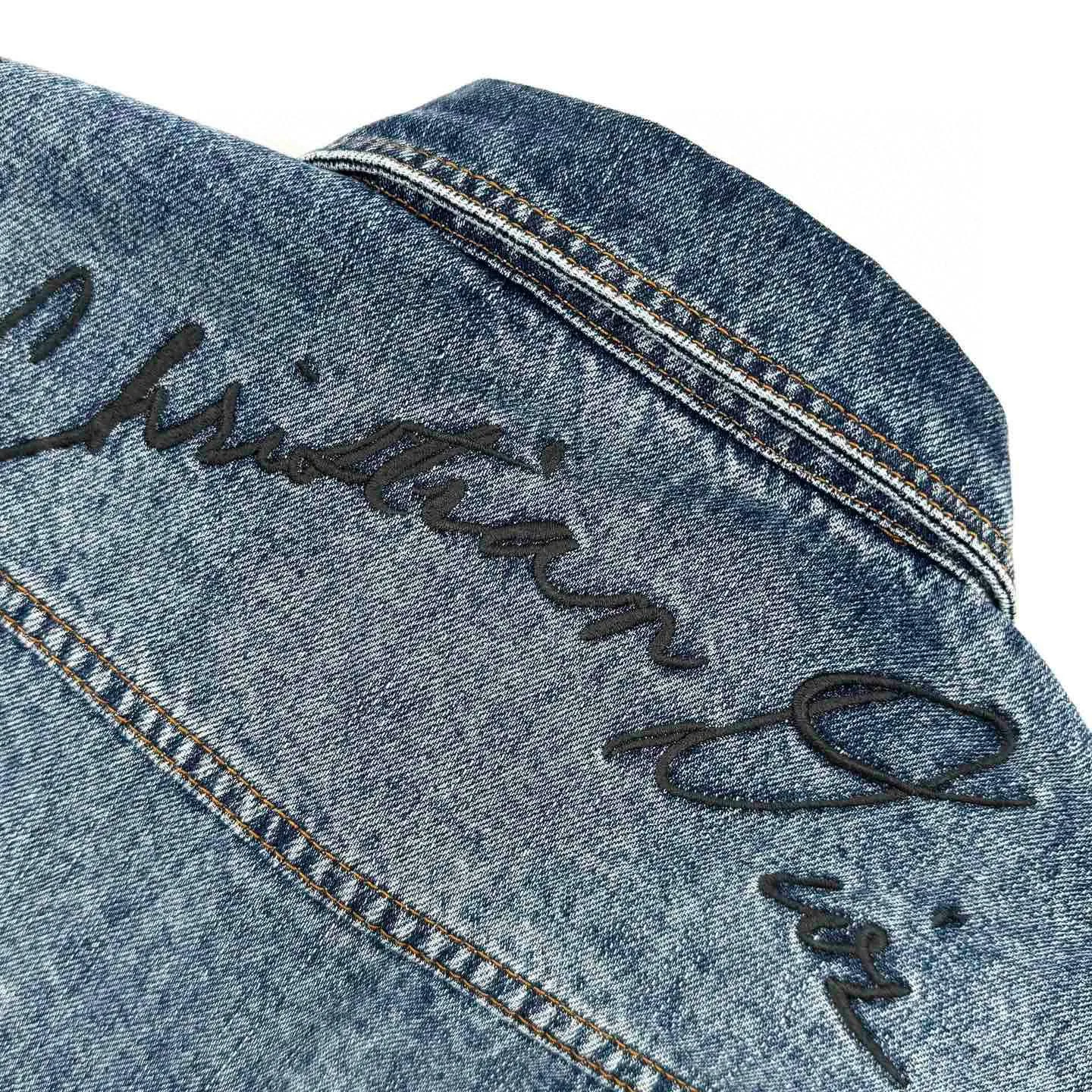 🅿️560 [Exclusive supply] CD 24SS Lily of the Valley signed embroidered denim shirt Originally purchased for RMB 16,500, the dark blue pure cotton denim sero-spun fabric was stonewashed to create a soft texture. It was fermented, sanded and washed with professional fried sand and softened. Heavy fermented milling and stir-fried salt gradually changed the washing effect. The ready-made garments also need to be washed and deslurried before being keyholes. The fermented stone mill was worn in multiple places. Through washing and sandstone grinding, it formed an aged texture and an overly natural color. The washing process used a combination of heavy fermentation, stir-frying, spraying and other processes. The lily of the valley on the front is embroidered with needle embroidery technology. The characteristic of positioning needle embroidery technology is exquisite patterns. Due to its unique stitching method, the embroidery pattern has a strong sense of luster and three-dimensionality. The signature name on the back panel adopts the core three-dimensional embroidery process, using glossy mercerized embroidery thread to add a three-dimensional effect to the raised pattern. The placket and cuffs are designed to be opened and closed with engraved aluminum buttons. All accessories are customized according to the original version. The notched lapel is uniquely designed and the straight shirt is cut. It not only retains the classic beauty of the lapel, but also gives the shirt a retro and casual atmosphere. It is exclusively produced. Size:38-40-42-44