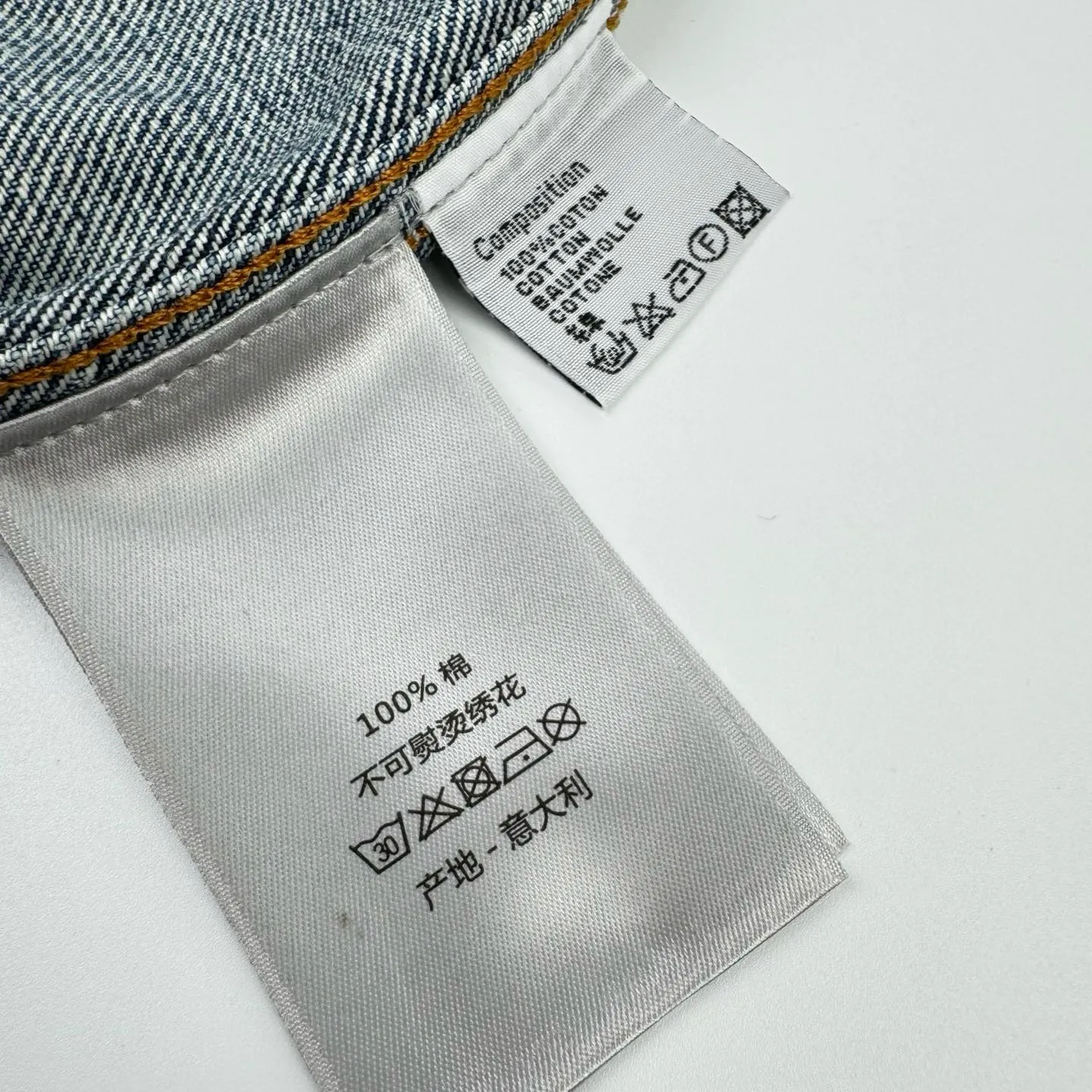 🅿️560 [Exclusive supply] CD 24SS Lily of the Valley signed embroidered denim shirt Originally purchased for RMB 16,500, the dark blue pure cotton denim sero-spun fabric was stonewashed to create a soft texture. It was fermented, sanded and washed with professional fried sand and softened. Heavy fermented milling and stir-fried salt gradually changed the washing effect. The ready-made garments also need to be washed and deslurried before being keyholes. The fermented stone mill was worn in multiple places. Through washing and sandstone grinding, it formed an aged texture and an overly natural color. The washing process used a combination of heavy fermentation, stir-frying, spraying and other processes. The lily of the valley on the front is embroidered with needle embroidery technology. The characteristic of positioning needle embroidery technology is exquisite patterns. Due to its unique stitching method, the embroidery pattern has a strong sense of luster and three-dimensionality. The signature name on the back panel adopts the core three-dimensional embroidery process, using glossy mercerized embroidery thread to add a three-dimensional effect to the raised pattern. The placket and cuffs are designed to be opened and closed with engraved aluminum buttons. All accessories are customized according to the original version. The notched lapel is uniquely designed and the straight shirt is cut. It not only retains the classic beauty of the lapel, but also gives the shirt a retro and casual atmosphere. It is exclusively produced. Size:38-40-42-44