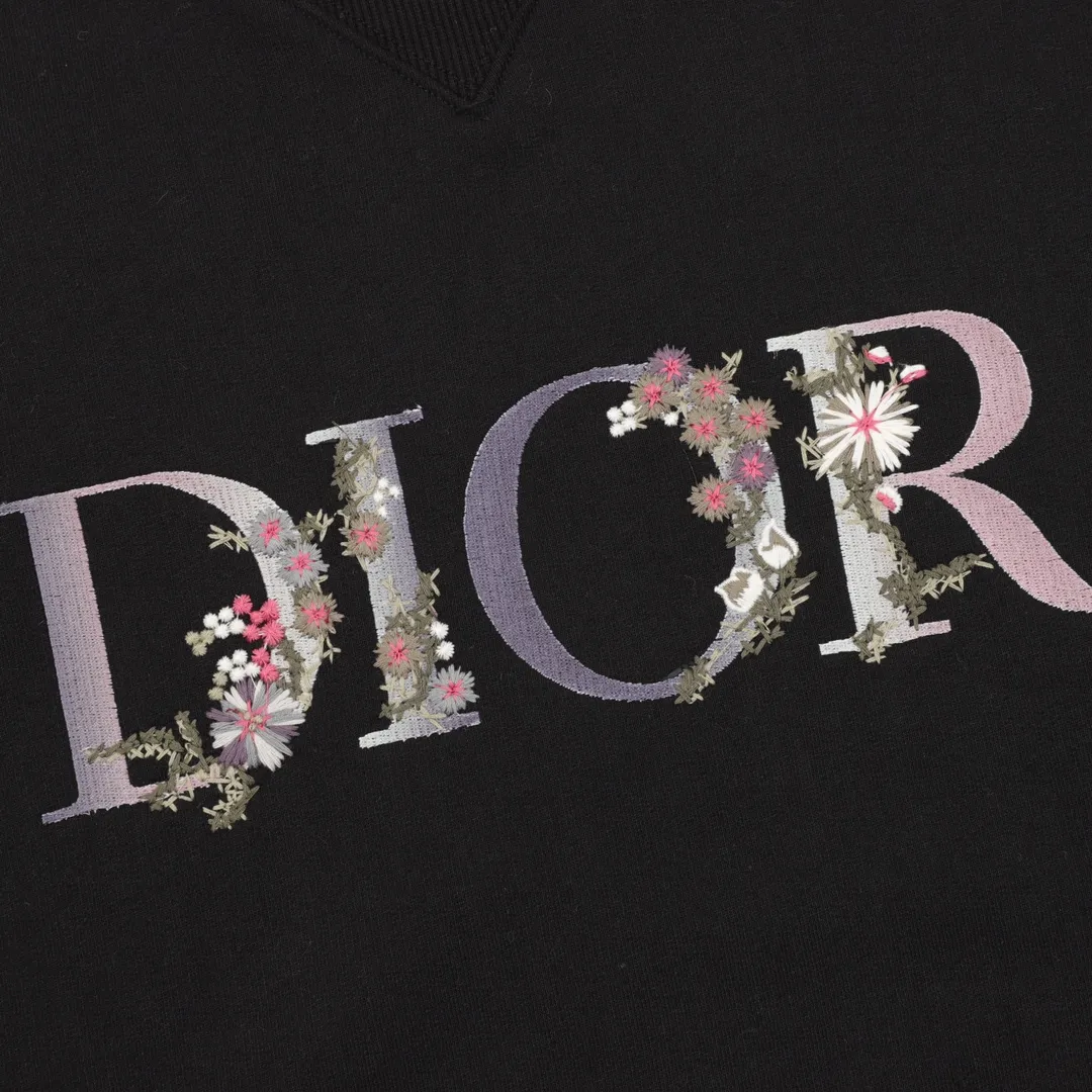 🅿️500 Dior/Dior 23Fw gradient floral letter embroidery round neck sweatshirt, custom-woven and dyed fabrics, customized triangle threads on the neckline + threads on both sides, imported Tajima embroidery on the chest, letter pattern base + partial floral embroidery after gradient dyeing process, three-label accessories and hardware are all custom molded Size: S-XL