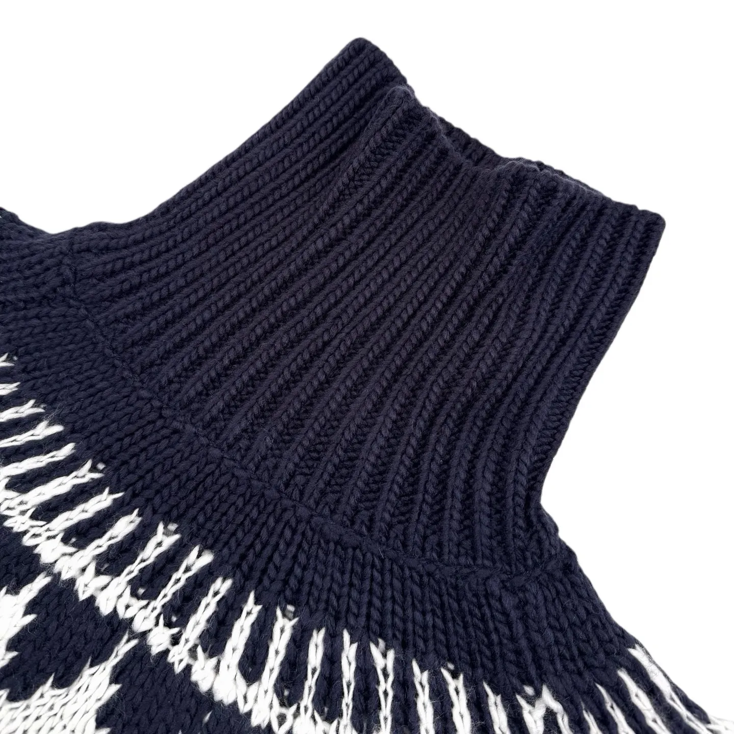 🅿️520 CD 26SS Fair Isle pattern jacquard turtleneck sweater. The original purchase was 18,000 yuan. The fabric is made of custom-woven elegant velvet blue and white sheep wool knitted brocade. It is full of texture, thick and solid. Every inch of fiber contains heavy warmth. When this deep blue meets pure white, it is pure and elegant. It is decorated with Fair Isle patterns inspired by the world of winter sports. With a unique quietness and poetry in winter, the exquisite geometric patterns create a mysterious and elegant atmosphere. The CD logo carefully decorated on the back is like a badge of a fashion palace, a symbol of luxury and an innate nobility. It exudes the charming charm of elegance and fashion in every moment. It is made of jacquard tissue imported from Germany. The arrangement and interweaving of yarns are precisely controlled. The Fair Isle pattern and CD jacquard art pattern inlay are carefully interwoven on the loom. The fabric is more vivid and three-dimensional, with a curved thread structure. By changing the stitching method and the arrangement of the yarn during the knitting process, the yarn is distributed in a curved shape in the fabric. The garment washing water is softened and deodorized through professional washing equipment and specific detergents. The clothes are deeply cleaned and deodorized to improve the feel and appearance of the clothes. Size:S-M-L-XL