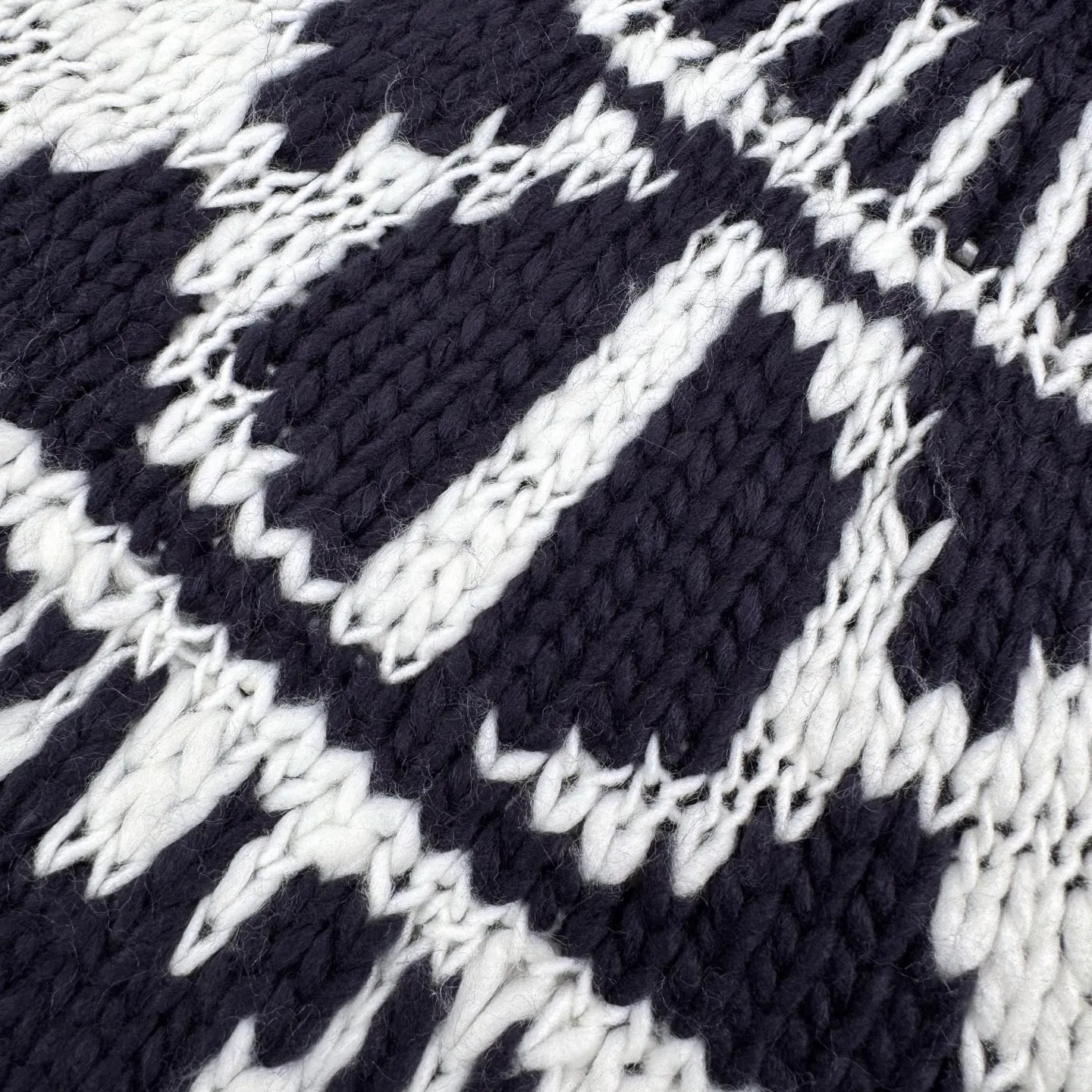🅿️520 CD 26SS Fair Isle pattern jacquard turtleneck sweater. The original purchase was 18,000 yuan. The fabric is made of custom-woven elegant velvet blue and white sheep wool knitted brocade. It is full of texture, thick and solid. Every inch of fiber contains heavy warmth. When this deep blue meets pure white, it is pure and elegant. It is decorated with Fair Isle patterns inspired by the world of winter sports. With a unique quietness and poetry in winter, the exquisite geometric patterns create a mysterious and elegant atmosphere. The CD logo carefully decorated on the back is like a badge of a fashion palace, a symbol of luxury and an innate nobility. It exudes the charming charm of elegance and fashion in every moment. It is made of jacquard tissue imported from Germany. The arrangement and interweaving of yarns are precisely controlled. The Fair Isle pattern and CD jacquard art pattern inlay are carefully interwoven on the loom. The fabric is more vivid and three-dimensional, with a curved thread structure. By changing the stitching method and the arrangement of the yarn during the knitting process, the yarn is distributed in a curved shape in the fabric. The garment washing water is softened and deodorized through professional washing equipment and specific detergents. The clothes are deeply cleaned and deodorized to improve the feel and appearance of the clothes. Size:S-M-L-XL
