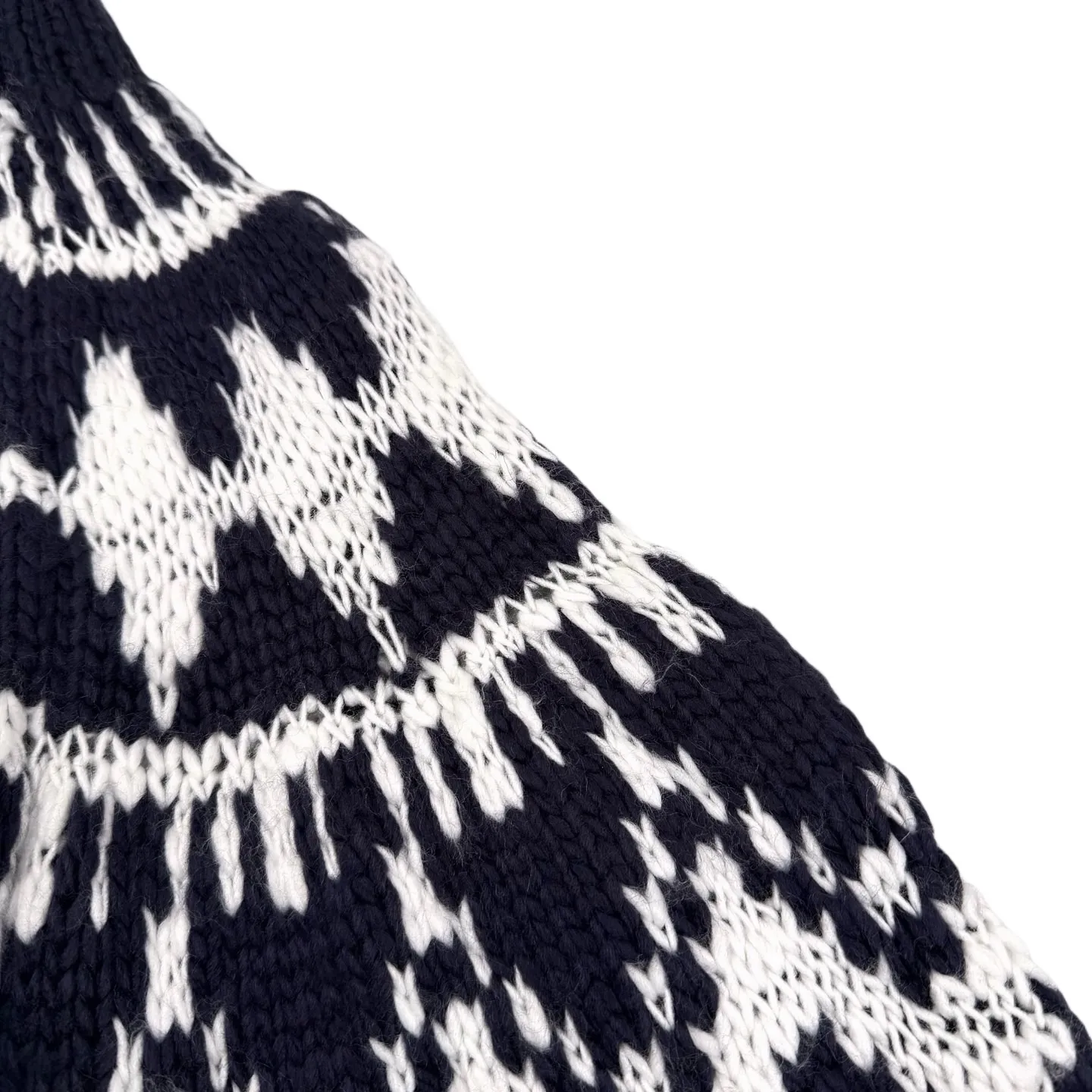 🅿️520 CD 26SS Fair Isle pattern jacquard turtleneck sweater. The original purchase was 18,000 yuan. The fabric is made of custom-woven elegant velvet blue and white sheep wool knitted brocade. It is full of texture, thick and solid. Every inch of fiber contains heavy warmth. When this deep blue meets pure white, it is pure and elegant. It is decorated with Fair Isle patterns inspired by the world of winter sports. With a unique quietness and poetry in winter, the exquisite geometric patterns create a mysterious and elegant atmosphere. The CD logo carefully decorated on the back is like a badge of a fashion palace, a symbol of luxury and an innate nobility. It exudes the charming charm of elegance and fashion in every moment. It is made of jacquard tissue imported from Germany. The arrangement and interweaving of yarns are precisely controlled. The Fair Isle pattern and CD jacquard art pattern inlay are carefully interwoven on the loom. The fabric is more vivid and three-dimensional, with a curved thread structure. By changing the stitching method and the arrangement of the yarn during the knitting process, the yarn is distributed in a curved shape in the fabric. The garment washing water is softened and deodorized through professional washing equipment and specific detergents. The clothes are deeply cleaned and deodorized to improve the feel and appearance of the clothes. Size:S-M-L-XL