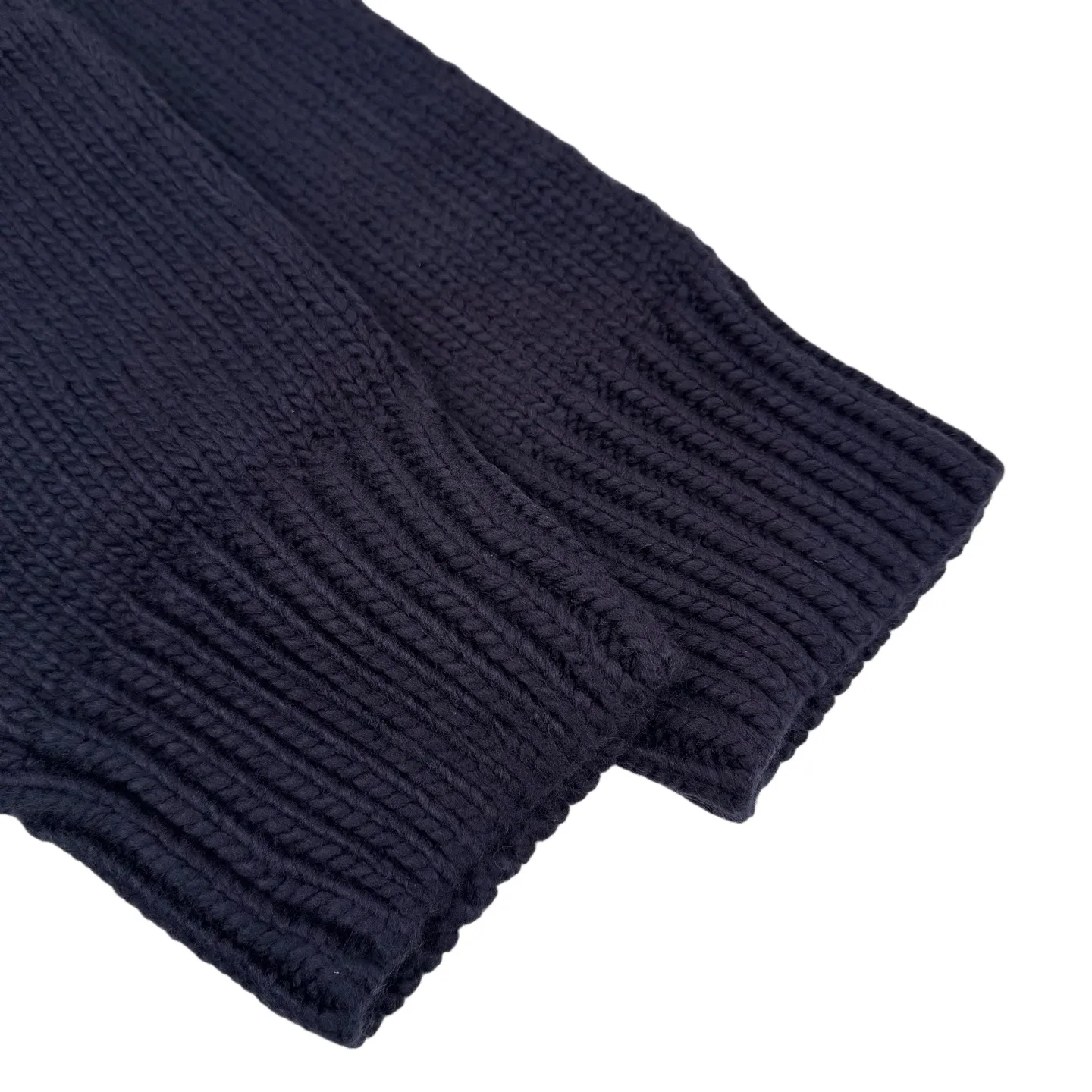 🅿️520 CD 26SS Fair Isle pattern jacquard turtleneck sweater. The original purchase was 18,000 yuan. The fabric is made of custom-woven elegant velvet blue and white sheep wool knitted brocade. It is full of texture, thick and solid. Every inch of fiber contains heavy warmth. When this deep blue meets pure white, it is pure and elegant. It is decorated with Fair Isle patterns inspired by the world of winter sports. With a unique quietness and poetry in winter, the exquisite geometric patterns create a mysterious and elegant atmosphere. The CD logo carefully decorated on the back is like a badge of a fashion palace, a symbol of luxury and an innate nobility. It exudes the charming charm of elegance and fashion in every moment. It is made of jacquard tissue imported from Germany. The arrangement and interweaving of yarns are precisely controlled. The Fair Isle pattern and CD jacquard art pattern inlay are carefully interwoven on the loom. The fabric is more vivid and three-dimensional, with a curved thread structure. By changing the stitching method and the arrangement of the yarn during the knitting process, the yarn is distributed in a curved shape in the fabric. The garment washing water is softened and deodorized through professional washing equipment and specific detergents. The clothes are deeply cleaned and deodorized to improve the feel and appearance of the clothes. Size:S-M-L-XL