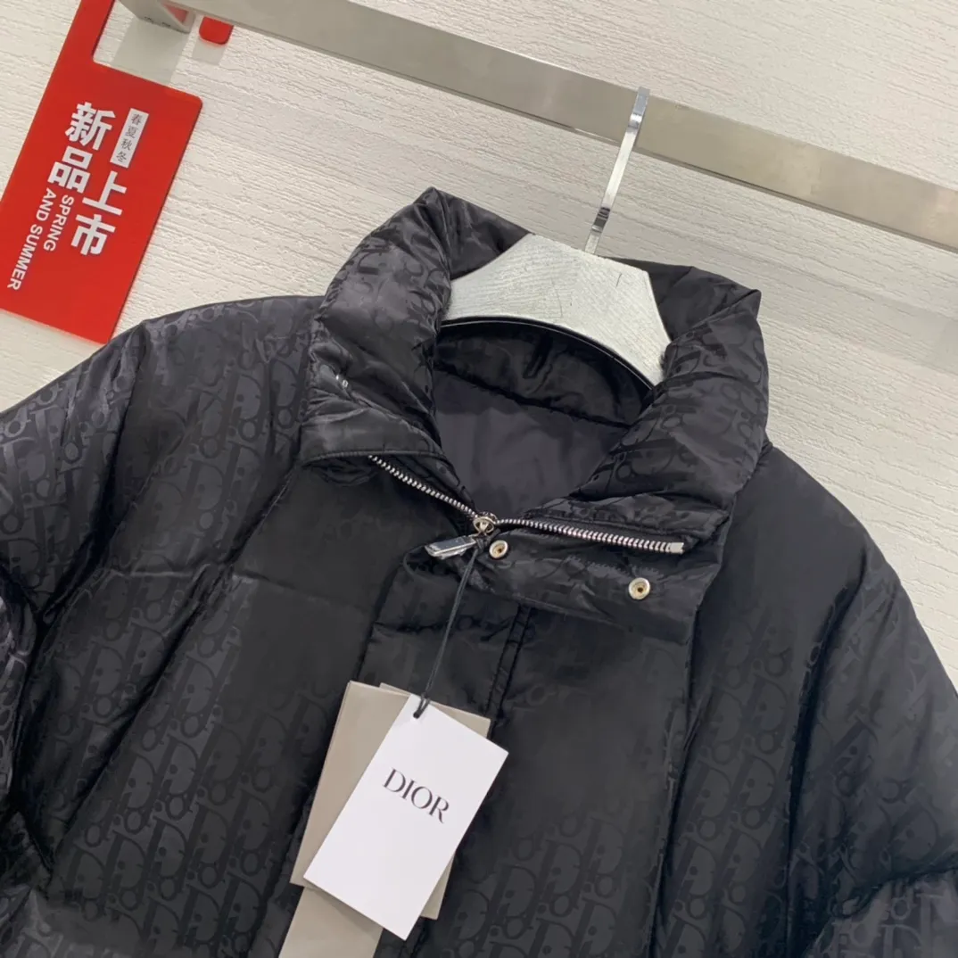 🅿️780 packed.   mu 🔥🔥🔥Dior Dior new fall and winter style 🆕 hat can be hidden Down jacket Original 1:1 customized hardware accessories are all imported and original customization Welcome to compare at the counter Absolutely high quality Use top 90 white duck down Super soft Full of feathers and fluffy Super heavy workmanship of the fabric 👍 Perfect version Size: 44-52
