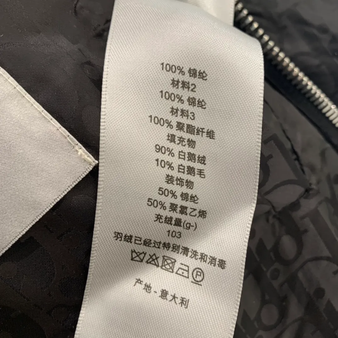 🅿️780 packed.   mu 🔥🔥🔥Dior Dior new fall and winter style 🆕 hat can be hidden Down jacket Original 1:1 customized hardware accessories are all imported and original customization Welcome to compare at the counter Absolutely high quality Use top 90 white duck down Super soft Full of feathers and fluffy Super heavy workmanship of the fabric 👍 Perfect version Size: 44-52