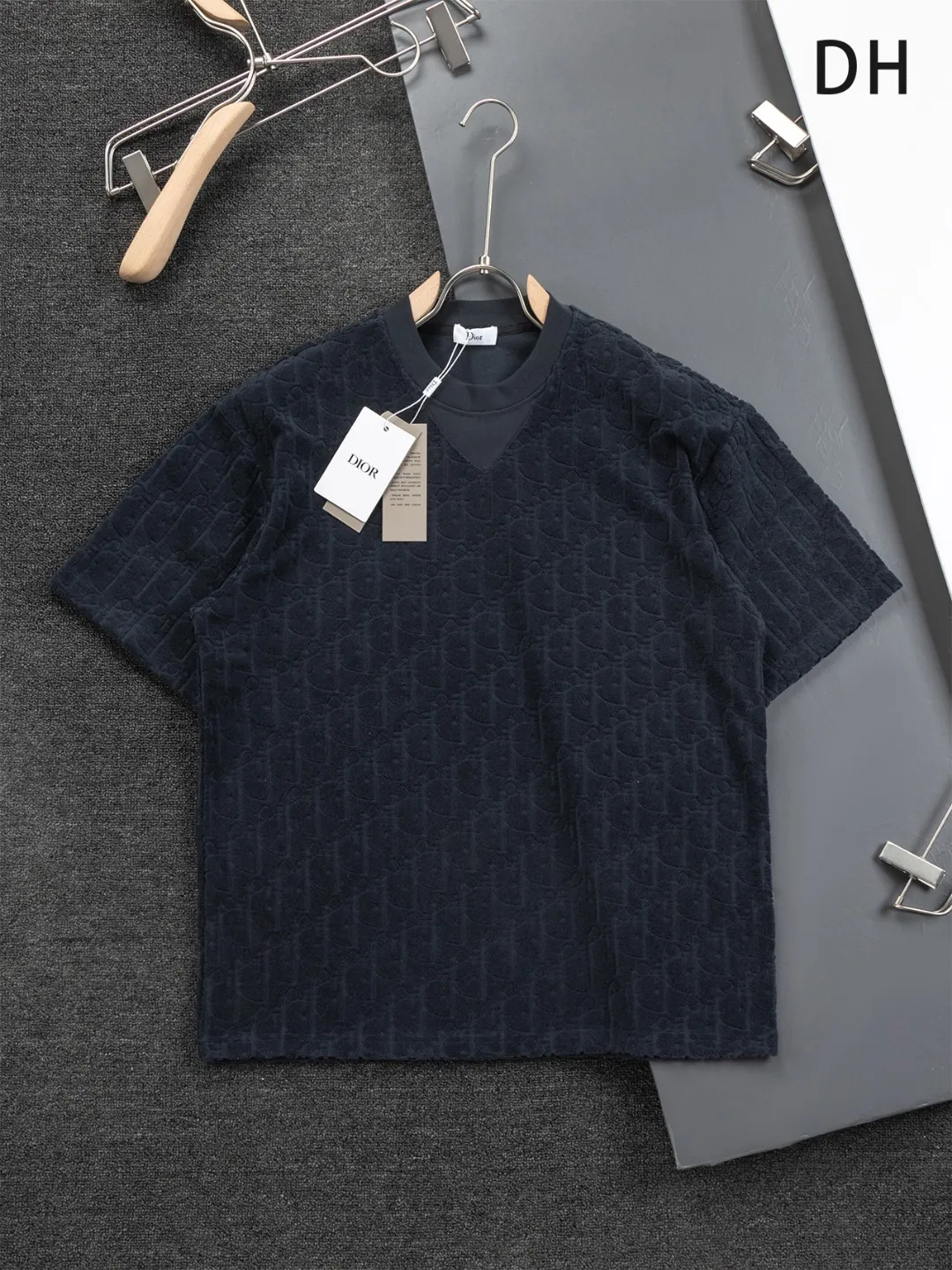 🅿️210 Dior Dior micro wide version CD micro wide version S-Xl 25ss forever unbeatable classic style permanent boutique counter eternal classic style CD letter dark pattern jacquard towel embroidered velvet🪡logo pattern As the leader in the luxury world, the D family is well-deserved. The first thing that catches the eye is the loose and comfortable black and white solid color version of the piece we are going to talk about today. The ribbed round collar has become the best modification of its version, and the D family has the upper body LOGO listed on the front, and the unique embroidery design of the letter logo patch highlights the texture! The most traditional modification method combined with the simplest color scale contrast forms the strongest and direct contrast, and this is often the most concise and clear minimalist modification method~~A nostalgic classic atmosphere also spreads in this work inadvertently! ! Featuring a distinctive 47 logo patch embroidery on the front, a unique tribute to Dior's historic year! Coupled with the blessing of 320 grams of cotton material, both the upper body comfort and the existence are unparalleled. It can be said to be a must-have companion in summer. The excellent breathability and comfortable wearing feeling are unparalleled~ Recommended! ! Color: Black and white Size: S-XL Size chart: S: Shoulder width 55-Bust 56-Length 71.5 M: Shoulder width 56.5-Bust 58-Length 73 L: Shoulder width 58-Bust 60-Length 74.5 XL: Shoulder width 59.5-Bust 62-Length 76