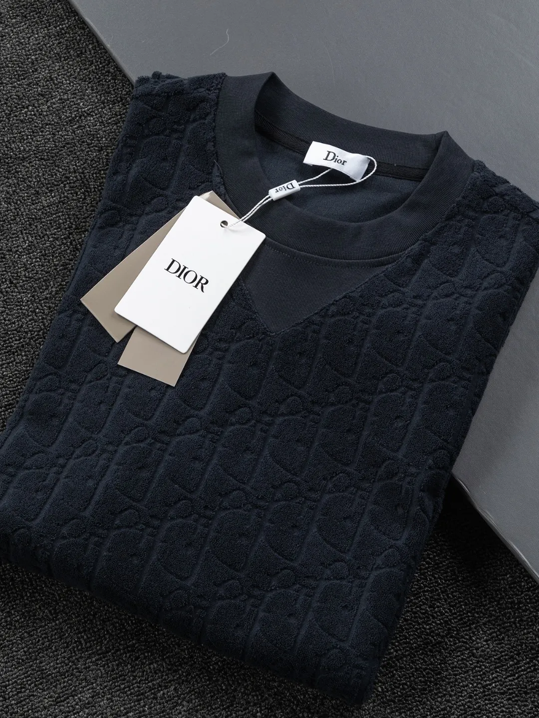 🅿️210 Dior Dior micro wide version CD micro wide version S-Xl 25ss forever unbeatable classic style permanent boutique counter eternal classic style CD letter dark pattern jacquard towel embroidered velvet🪡logo pattern As the leader in the luxury world, the D family is well-deserved. The first thing that catches the eye is the loose and comfortable black and white solid color version of the piece we are going to talk about today. The ribbed round collar has become the best modification of its version, and the D family has the upper body LOGO listed on the front, and the unique embroidery design of the letter logo patch highlights the texture! The most traditional modification method combined with the simplest color scale contrast forms the strongest and direct contrast, and this is often the most concise and clear minimalist modification method~~A nostalgic classic atmosphere also spreads in this work inadvertently! ! Featuring a distinctive 47 logo patch embroidery on the front, a unique tribute to Dior's historic year! Coupled with the blessing of 320 grams of cotton material, both the upper body comfort and the existence are unparalleled. It can be said to be a must-have companion in summer. The excellent breathability and comfortable wearing feeling are unparalleled~ Recommended! ! Color: Black and white Size: S-XL Size chart: S: Shoulder width 55-Bust 56-Length 71.5 M: Shoulder width 56.5-Bust 58-Length 73 L: Shoulder width 58-Bust 60-Length 74.5 XL: Shoulder width 59.5-Bust 62-Length 76