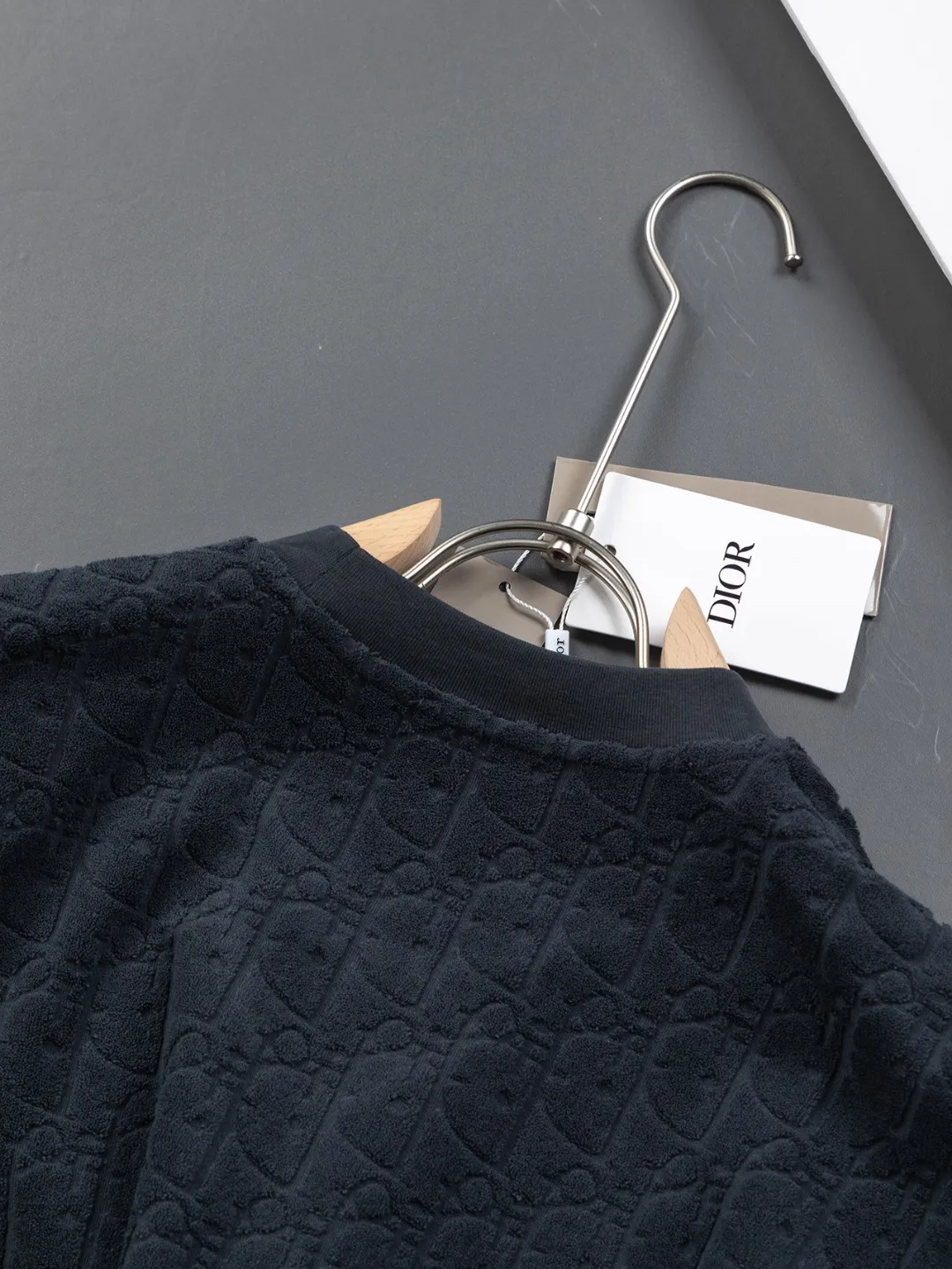 🅿️210 Dior Dior micro wide version CD micro wide version S-Xl 25ss forever unbeatable classic style permanent boutique counter eternal classic style CD letter dark pattern jacquard towel embroidered velvet🪡logo pattern As the leader in the luxury world, the D family is well-deserved. The first thing that catches the eye is the loose and comfortable black and white solid color version of the piece we are going to talk about today. The ribbed round collar has become the best modification of its version, and the D family has the upper body LOGO listed on the front, and the unique embroidery design of the letter logo patch highlights the texture! The most traditional modification method combined with the simplest color scale contrast forms the strongest and direct contrast, and this is often the most concise and clear minimalist modification method~~A nostalgic classic atmosphere also spreads in this work inadvertently! ! Featuring a distinctive 47 logo patch embroidery on the front, a unique tribute to Dior's historic year! Coupled with the blessing of 320 grams of cotton material, both the upper body comfort and the existence are unparalleled. It can be said to be a must-have companion in summer. The excellent breathability and comfortable wearing feeling are unparalleled~ Recommended! ! Color: Black and white Size: S-XL Size chart: S: Shoulder width 55-Bust 56-Length 71.5 M: Shoulder width 56.5-Bust 58-Length 73 L: Shoulder width 58-Bust 60-Length 74.5 XL: Shoulder width 59.5-Bust 62-Length 76