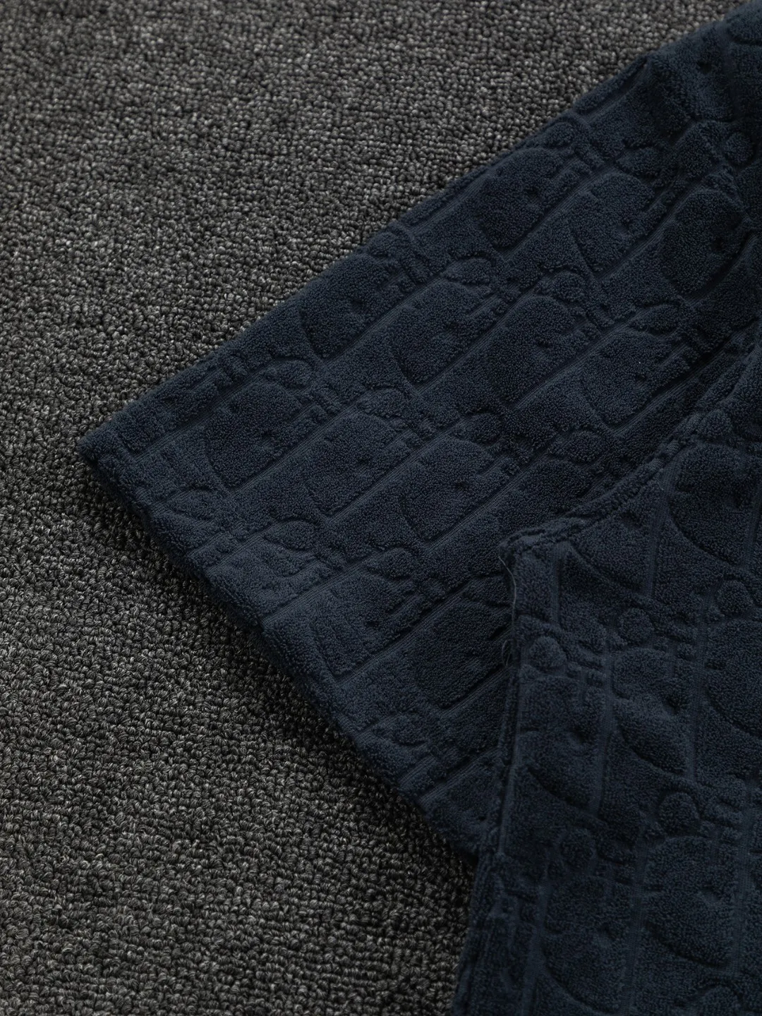 🅿️210 Dior Dior micro wide version CD micro wide version S-Xl 25ss forever unbeatable classic style permanent boutique counter eternal classic style CD letter dark pattern jacquard towel embroidered velvet🪡logo pattern As the leader in the luxury world, the D family is well-deserved. The first thing that catches the eye is the loose and comfortable black and white solid color version of the piece we are going to talk about today. The ribbed round collar has become the best modification of its version, and the D family has the upper body LOGO listed on the front, and the unique embroidery design of the letter logo patch highlights the texture! The most traditional modification method combined with the simplest color scale contrast forms the strongest and direct contrast, and this is often the most concise and clear minimalist modification method~~A nostalgic classic atmosphere also spreads in this work inadvertently! ! Featuring a distinctive 47 logo patch embroidery on the front, a unique tribute to Dior's historic year! Coupled with the blessing of 320 grams of cotton material, both the upper body comfort and the existence are unparalleled. It can be said to be a must-have companion in summer. The excellent breathability and comfortable wearing feeling are unparalleled~ Recommended! ! Color: Black and white Size: S-XL Size chart: S: Shoulder width 55-Bust 56-Length 71.5 M: Shoulder width 56.5-Bust 58-Length 73 L: Shoulder width 58-Bust 60-Length 74.5 XL: Shoulder width 59.5-Bust 62-Length 76