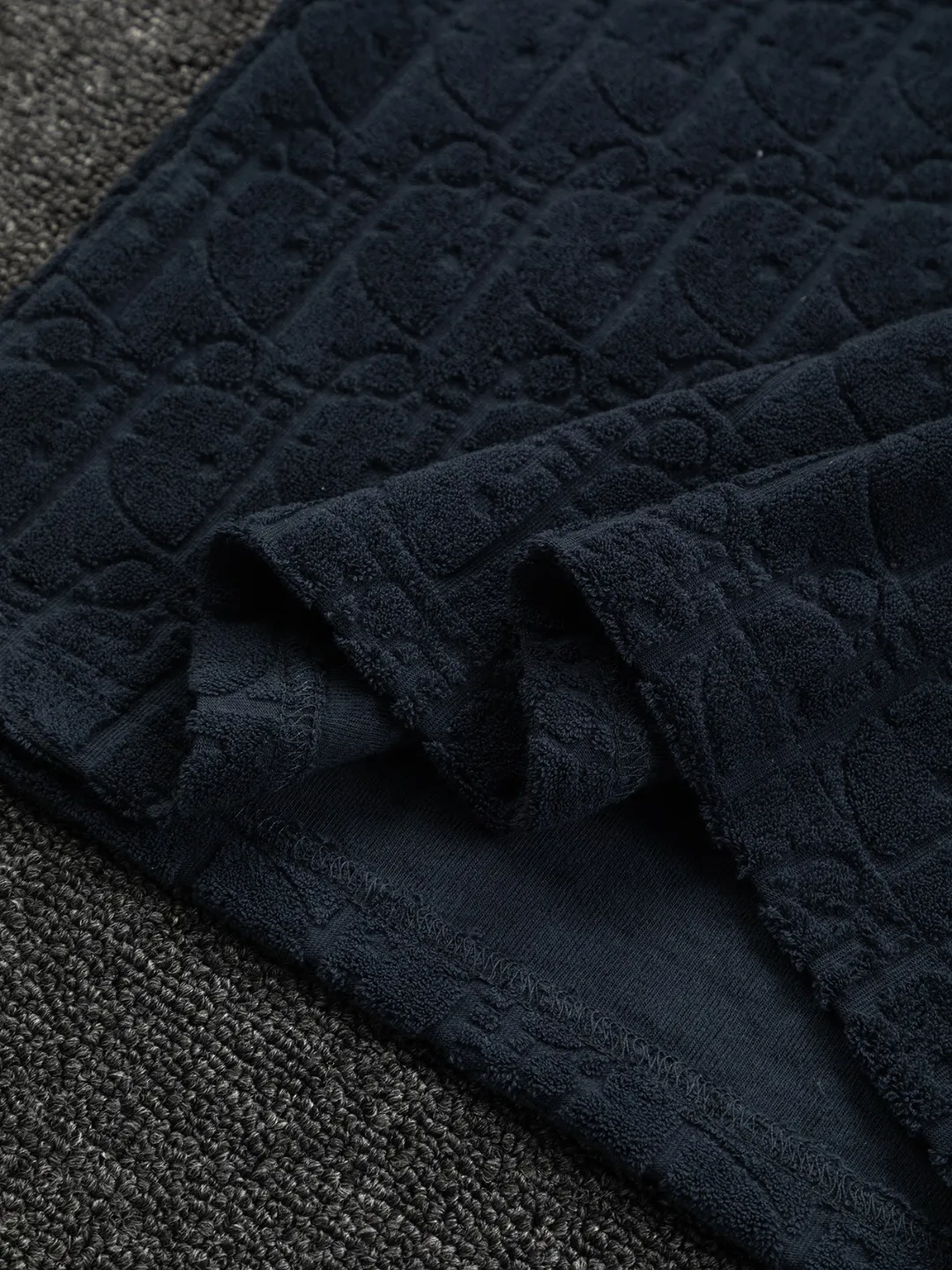 🅿️210 Dior Dior micro wide version CD micro wide version S-Xl 25ss forever unbeatable classic style permanent boutique counter eternal classic style CD letter dark pattern jacquard towel embroidered velvet🪡logo pattern As the leader in the luxury world, the D family is well-deserved. The first thing that catches the eye is the loose and comfortable black and white solid color version of the piece we are going to talk about today. The ribbed round collar has become the best modification of its version, and the D family has the upper body LOGO listed on the front, and the unique embroidery design of the letter logo patch highlights the texture! The most traditional modification method combined with the simplest color scale contrast forms the strongest and direct contrast, and this is often the most concise and clear minimalist modification method~~A nostalgic classic atmosphere also spreads in this work inadvertently! ! Featuring a distinctive 47 logo patch embroidery on the front, a unique tribute to Dior's historic year! Coupled with the blessing of 320 grams of cotton material, both the upper body comfort and the existence are unparalleled. It can be said to be a must-have companion in summer. The excellent breathability and comfortable wearing feeling are unparalleled~ Recommended! ! Color: Black and white Size: S-XL Size chart: S: Shoulder width 55-Bust 56-Length 71.5 M: Shoulder width 56.5-Bust 58-Length 73 L: Shoulder width 58-Bust 60-Length 74.5 XL: Shoulder width 59.5-Bust 62-Length 76