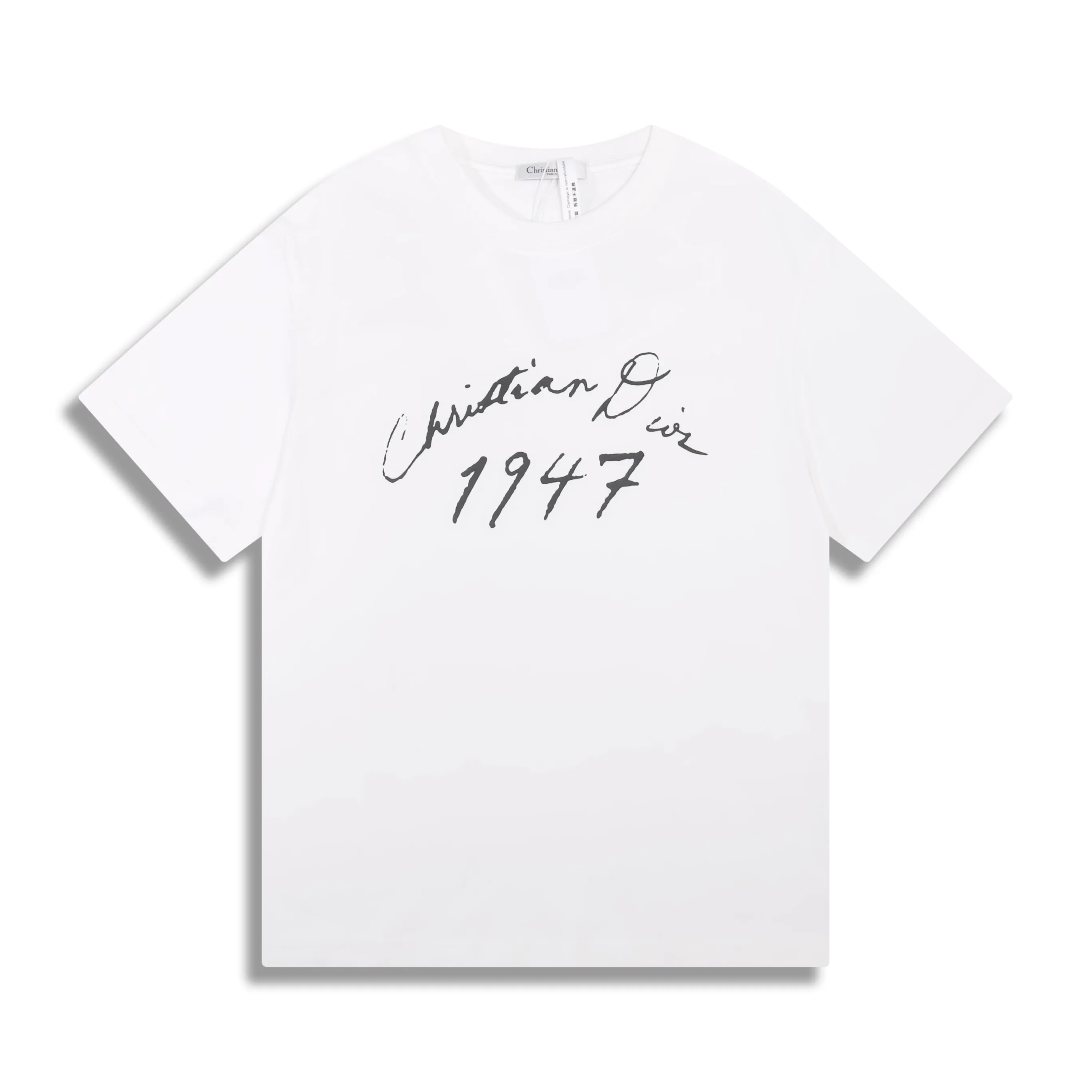 🅿️180 Correct version of high-quality PCD / New handwritten signature loose fit T-shirt Fabric: 21S double yarn cotton cover Color: black, white This T-shirt is decorated with a handwritten style Christian 1947 flocking logo, highlighting Mr. Dior’s signature and the year the Dior brand launched its first collection. Crafted from black cotton jersey in a relaxed fit, it features a classic ribbed crew neck. Can enhance all kinds of casual outfits. SIZE：XS S M L