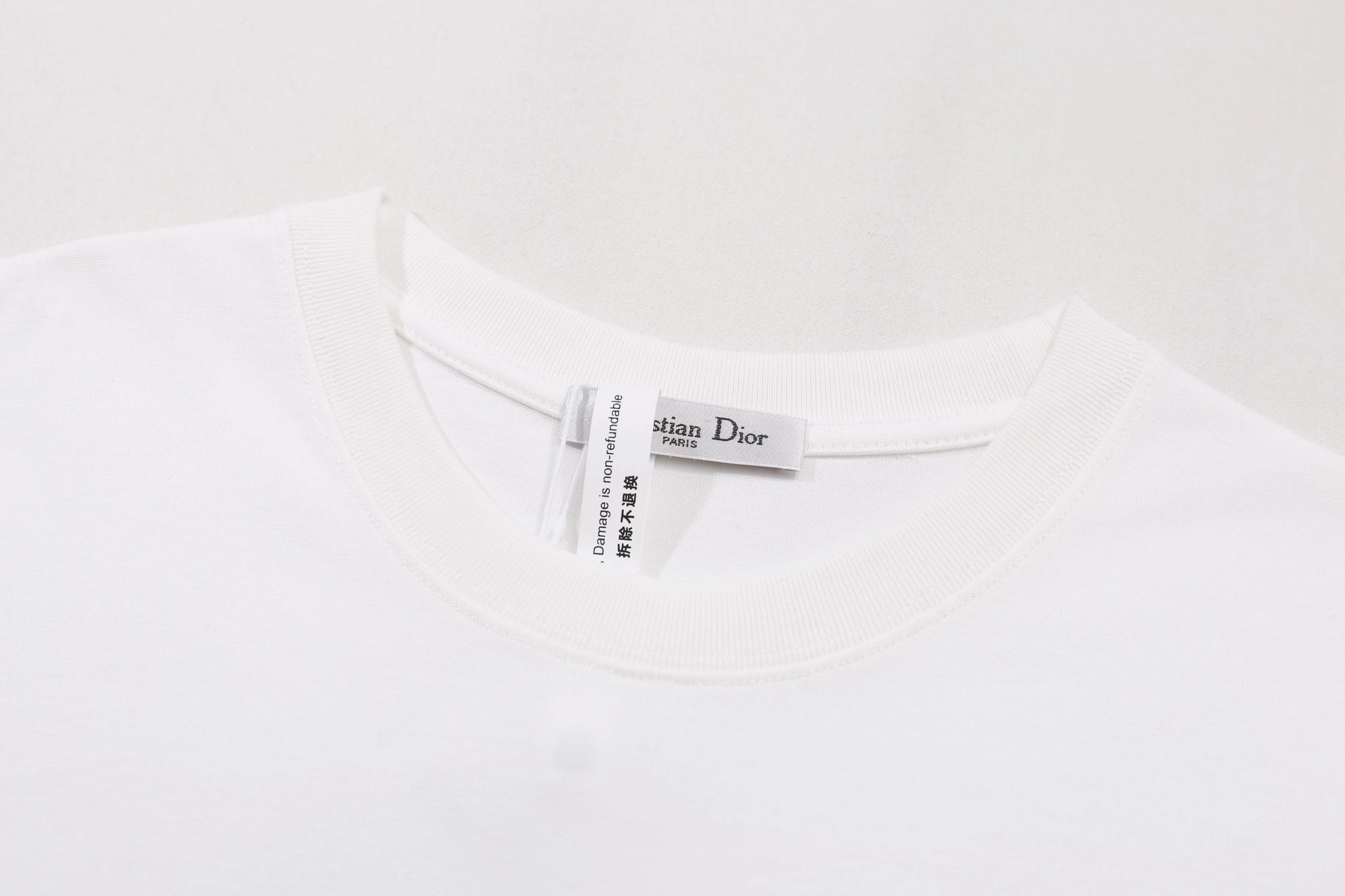 🅿️180 Correct version of high-quality PCD / New handwritten signature loose fit T-shirt Fabric: 21S double yarn cotton cover Color: black, white This T-shirt is decorated with a handwritten style Christian 1947 flocking logo, highlighting Mr. Dior’s signature and the year the Dior brand launched its first collection. Crafted from black cotton jersey in a relaxed fit, it features a classic ribbed crew neck. Can enhance all kinds of casual outfits. SIZE：XS S M L