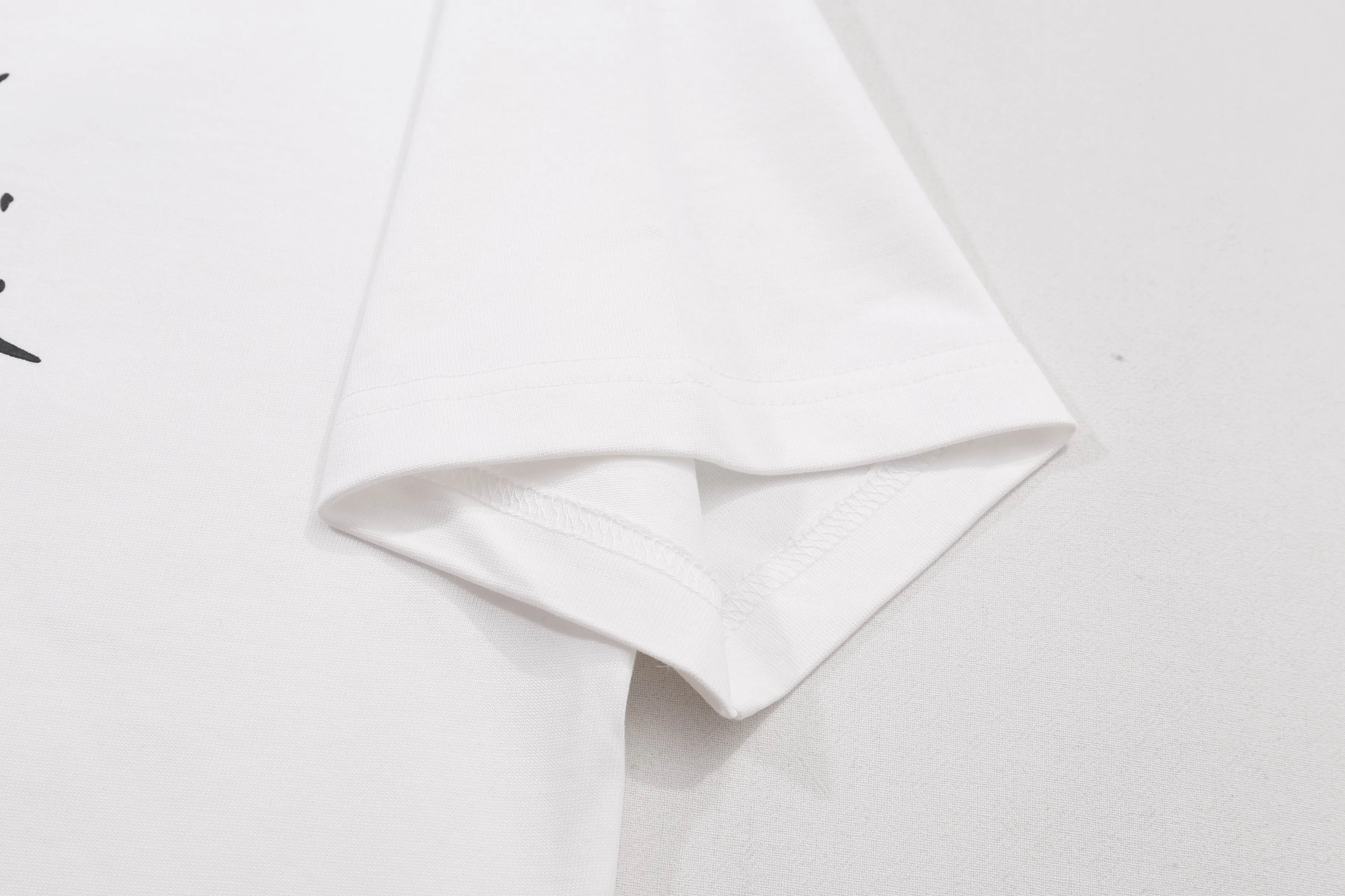 🅿️180 Correct version of high-quality PCD / New handwritten signature loose fit T-shirt Fabric: 21S double yarn cotton cover Color: black, white This T-shirt is decorated with a handwritten style Christian 1947 flocking logo, highlighting Mr. Dior’s signature and the year the Dior brand launched its first collection. Crafted from black cotton jersey in a relaxed fit, it features a classic ribbed crew neck. Can enhance all kinds of casual outfits. SIZE：XS S M L