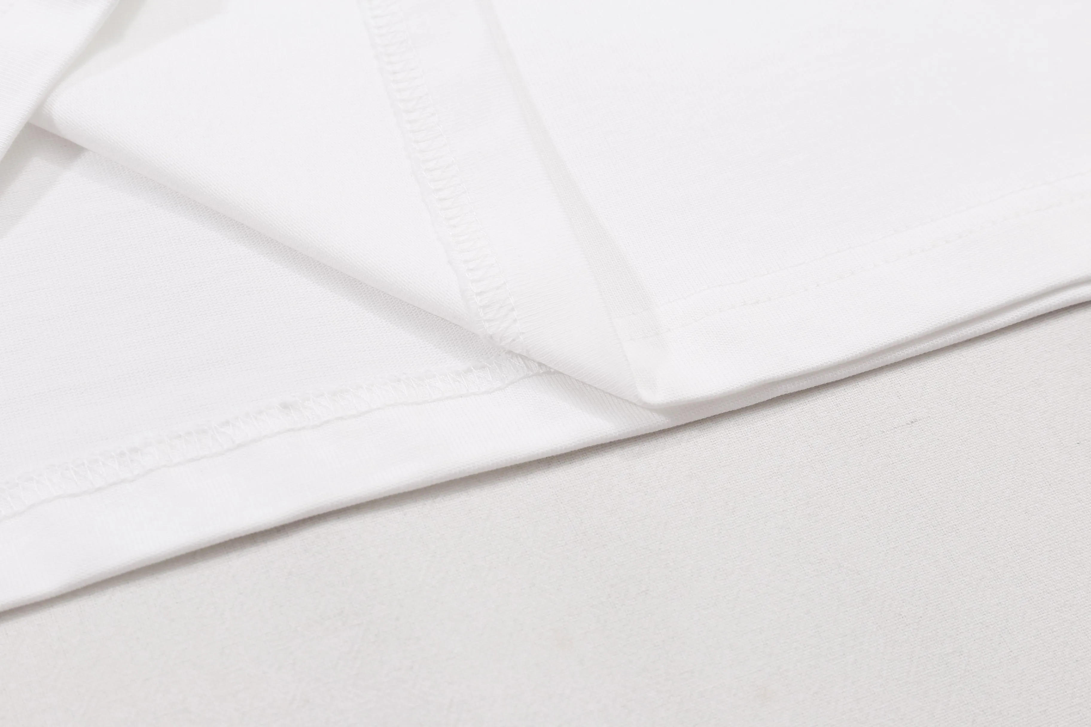 🅿️180 Correct version of high-quality PCD / New handwritten signature loose fit T-shirt Fabric: 21S double yarn cotton cover Color: black, white This T-shirt is decorated with a handwritten style Christian 1947 flocking logo, highlighting Mr. Dior’s signature and the year the Dior brand launched its first collection. Crafted from black cotton jersey in a relaxed fit, it features a classic ribbed crew neck. Can enhance all kinds of casual outfits. SIZE：XS S M L