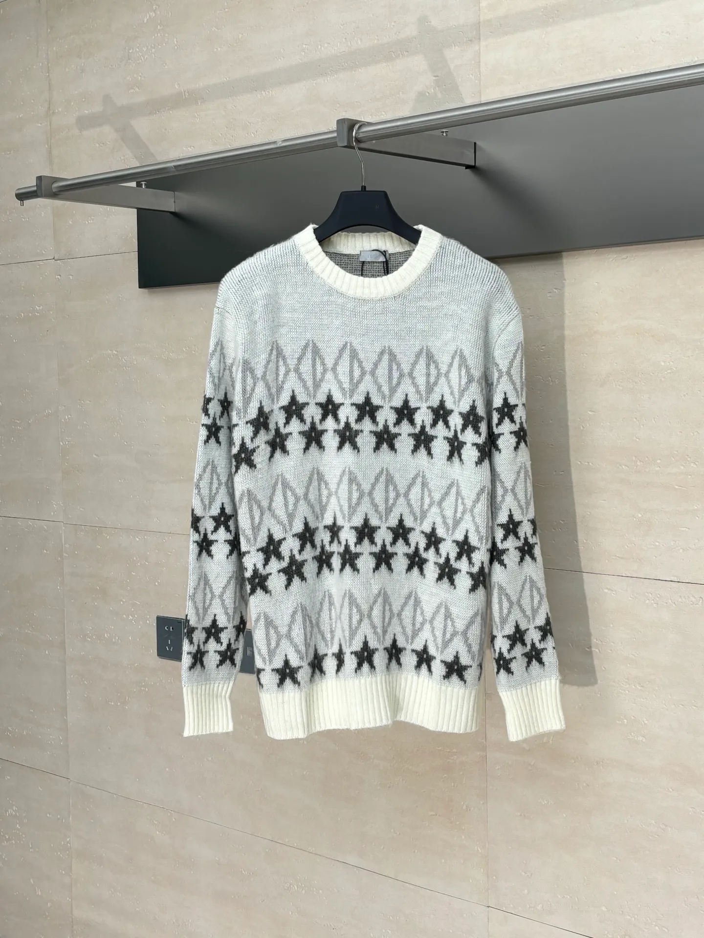 🅿️460 Dio*/Dior 25Fw star wool sweater. The fabric composition is 100% wool. It is comfortable, non-stringy, crisp and stylish. Knitted using the STOLL computerized flat machine imported from Germany, the CD star patterns are all produced according to the number of needles per revolution of the original, and the patterns are aligned. The size and proportion of the finished pattern are exactly the same as the original single-sided fish scale stitch pattern for the body. The hem, sleeves and collar are woven with different types of yarns and the 1*1 thread closure is elastic. It is sewn using a high-density precision sewing machine machine. The stitches are even and the elasticity is moderate. All woolen edges are keyhole processed to keep them clean. After being washed using a special method for the sweater category, a special brushing process is used on the surface of the garment.  Size：S/M/L