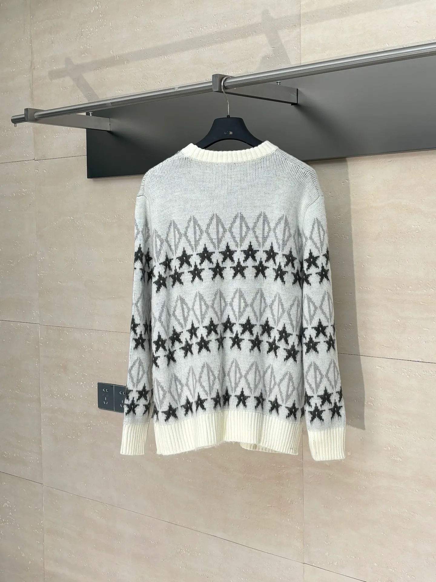 🅿️460 Dio*/Dior 25Fw star wool sweater. The fabric composition is 100% wool. It is comfortable, non-stringy, crisp and stylish. Knitted using the STOLL computerized flat machine imported from Germany, the CD star patterns are all produced according to the number of needles per revolution of the original, and the patterns are aligned. The size and proportion of the finished pattern are exactly the same as the original single-sided fish scale stitch pattern for the body. The hem, sleeves and collar are woven with different types of yarns and the 1*1 thread closure is elastic. It is sewn using a high-density precision sewing machine machine. The stitches are even and the elasticity is moderate. All woolen edges are keyhole processed to keep them clean. After being washed using a special method for the sweater category, a special brushing process is used on the surface of the garment.  Size：S/M/L