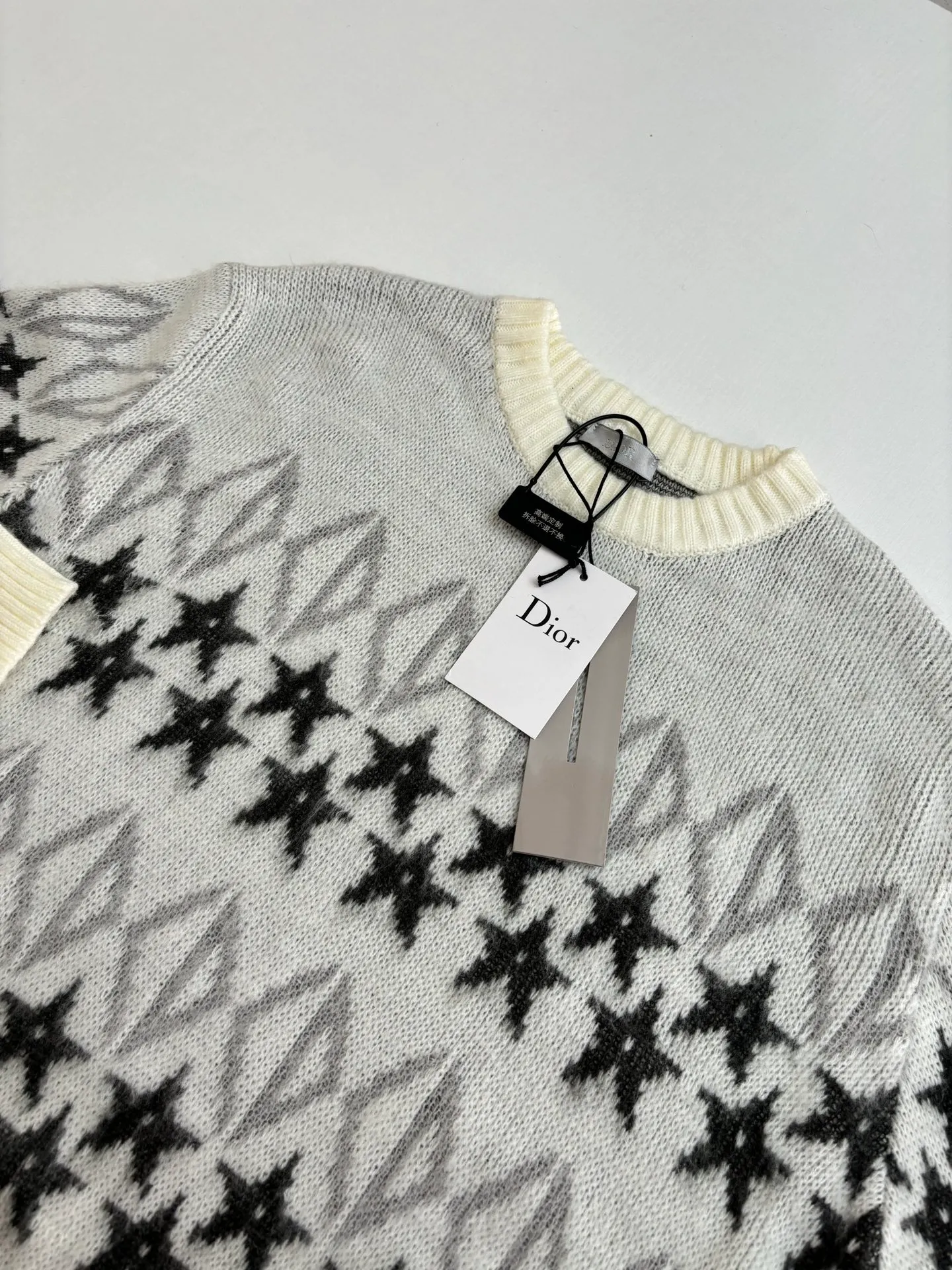 🅿️460 Dio*/Dior 25Fw star wool sweater. The fabric composition is 100% wool. It is comfortable, non-stringy, crisp and stylish. Knitted using the STOLL computerized flat machine imported from Germany, the CD star patterns are all produced according to the number of needles per revolution of the original, and the patterns are aligned. The size and proportion of the finished pattern are exactly the same as the original single-sided fish scale stitch pattern for the body. The hem, sleeves and collar are woven with different types of yarns and the 1*1 thread closure is elastic. It is sewn using a high-density precision sewing machine machine. The stitches are even and the elasticity is moderate. All woolen edges are keyhole processed to keep them clean. After being washed using a special method for the sweater category, a special brushing process is used on the surface of the garment.  Size：S/M/L