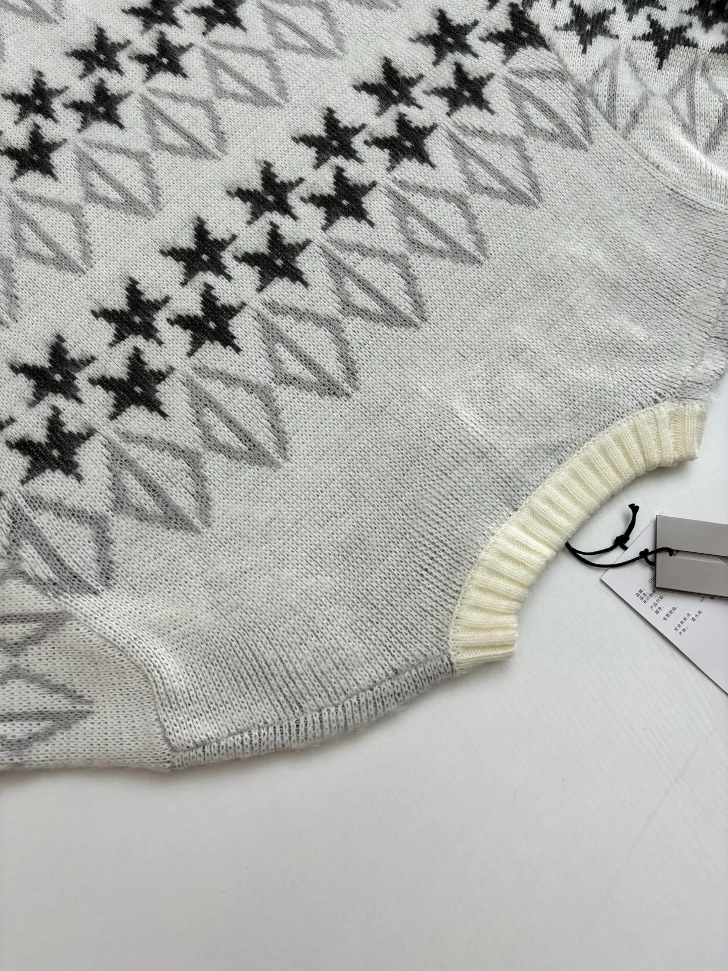 🅿️460 Dio*/Dior 25Fw star wool sweater. The fabric composition is 100% wool. It is comfortable, non-stringy, crisp and stylish. Knitted using the STOLL computerized flat machine imported from Germany, the CD star patterns are all produced according to the number of needles per revolution of the original, and the patterns are aligned. The size and proportion of the finished pattern are exactly the same as the original single-sided fish scale stitch pattern for the body. The hem, sleeves and collar are woven with different types of yarns and the 1*1 thread closure is elastic. It is sewn using a high-density precision sewing machine machine. The stitches are even and the elasticity is moderate. All woolen edges are keyhole processed to keep them clean. After being washed using a special method for the sweater category, a special brushing process is used on the surface of the garment.  Size：S/M/L
