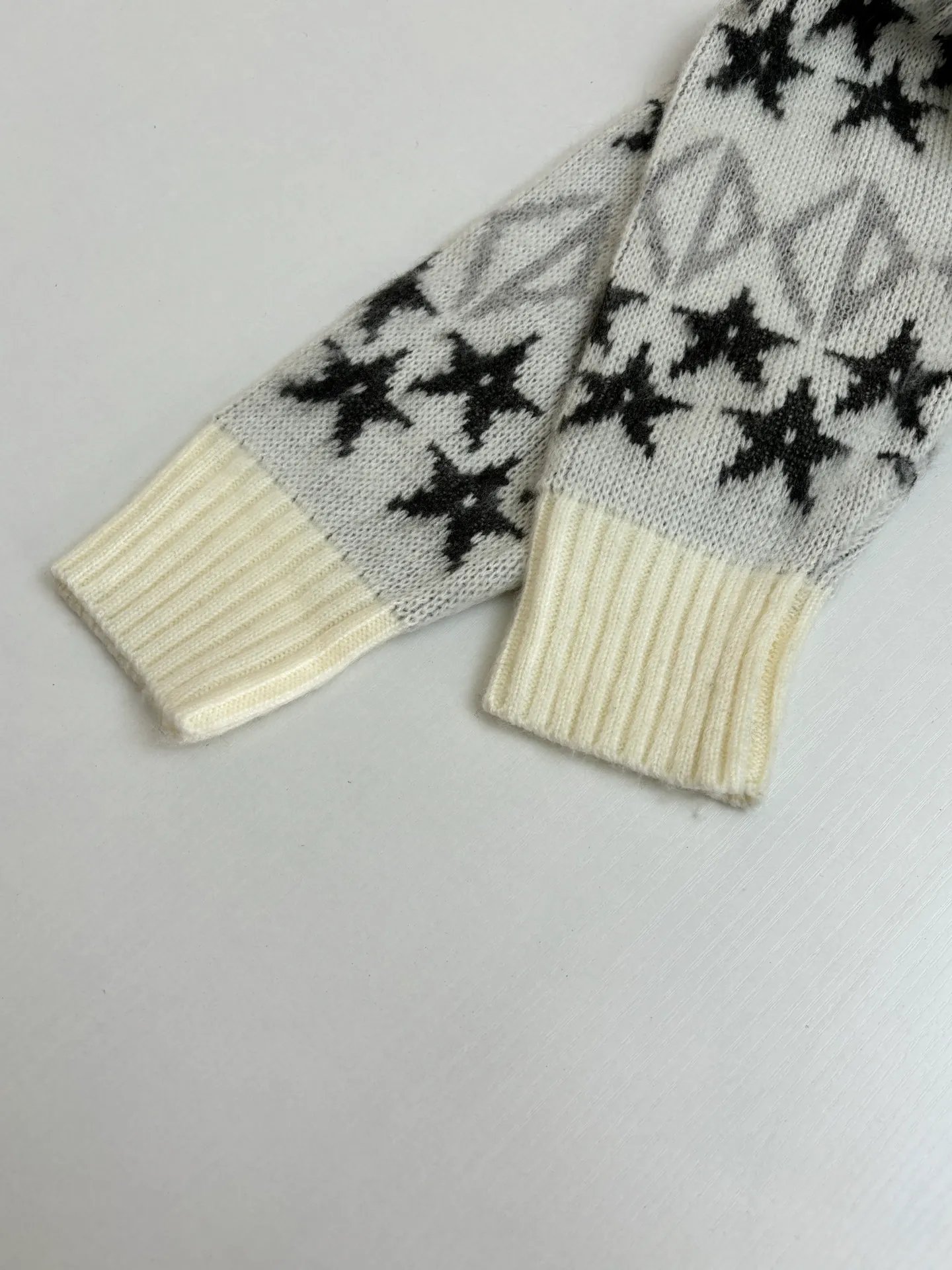 🅿️460 Dio*/Dior 25Fw star wool sweater. The fabric composition is 100% wool. It is comfortable, non-stringy, crisp and stylish. Knitted using the STOLL computerized flat machine imported from Germany, the CD star patterns are all produced according to the number of needles per revolution of the original, and the patterns are aligned. The size and proportion of the finished pattern are exactly the same as the original single-sided fish scale stitch pattern for the body. The hem, sleeves and collar are woven with different types of yarns and the 1*1 thread closure is elastic. It is sewn using a high-density precision sewing machine machine. The stitches are even and the elasticity is moderate. All woolen edges are keyhole processed to keep them clean. After being washed using a special method for the sweater category, a special brushing process is used on the surface of the garment.  Size：S/M/L