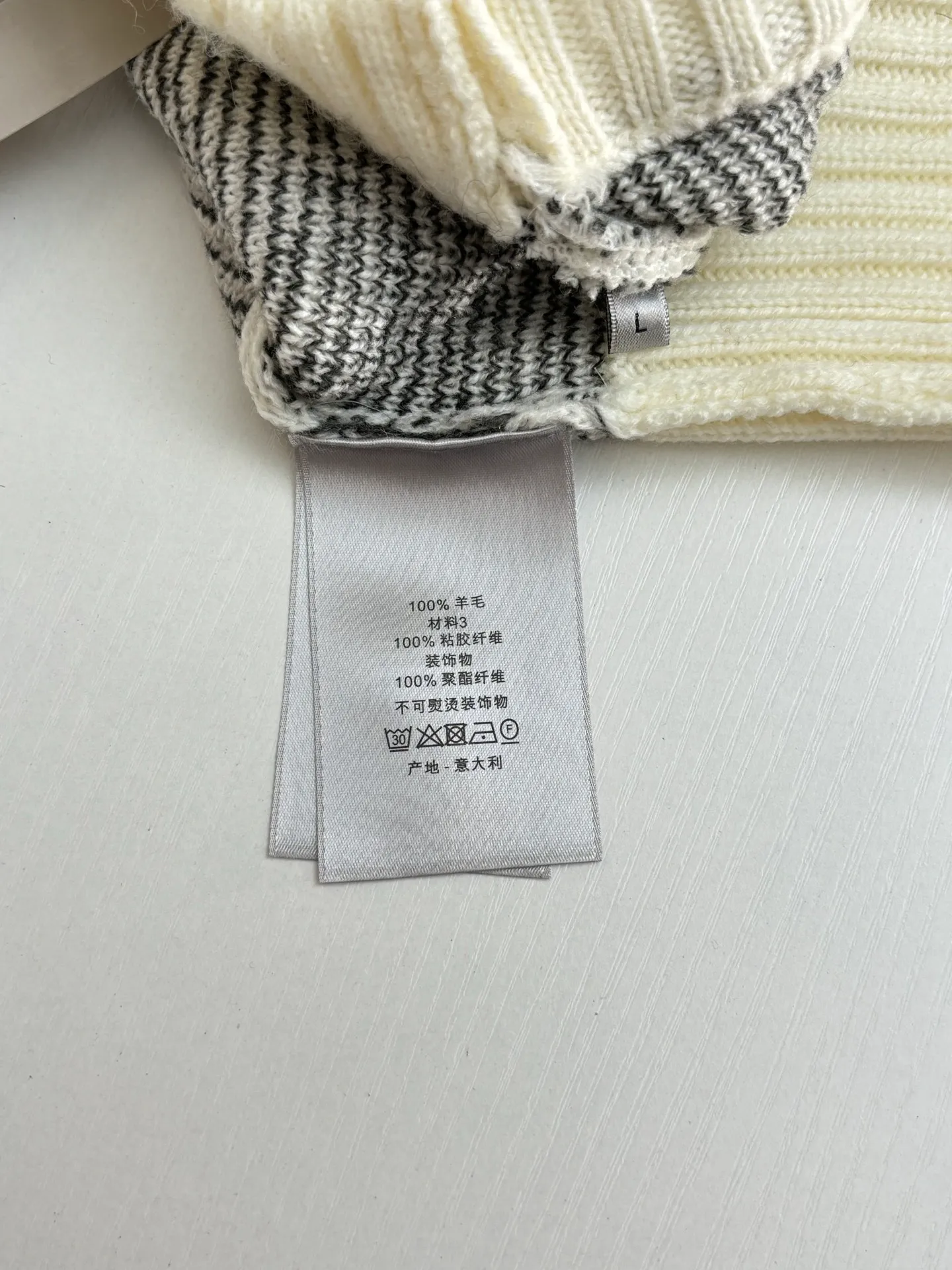 🅿️460 Dio*/Dior 25Fw star wool sweater. The fabric composition is 100% wool. It is comfortable, non-stringy, crisp and stylish. Knitted using the STOLL computerized flat machine imported from Germany, the CD star patterns are all produced according to the number of needles per revolution of the original, and the patterns are aligned. The size and proportion of the finished pattern are exactly the same as the original single-sided fish scale stitch pattern for the body. The hem, sleeves and collar are woven with different types of yarns and the 1*1 thread closure is elastic. It is sewn using a high-density precision sewing machine machine. The stitches are even and the elasticity is moderate. All woolen edges are keyhole processed to keep them clean. After being washed using a special method for the sweater category, a special brushing process is used on the surface of the garment.  Size：S/M/L