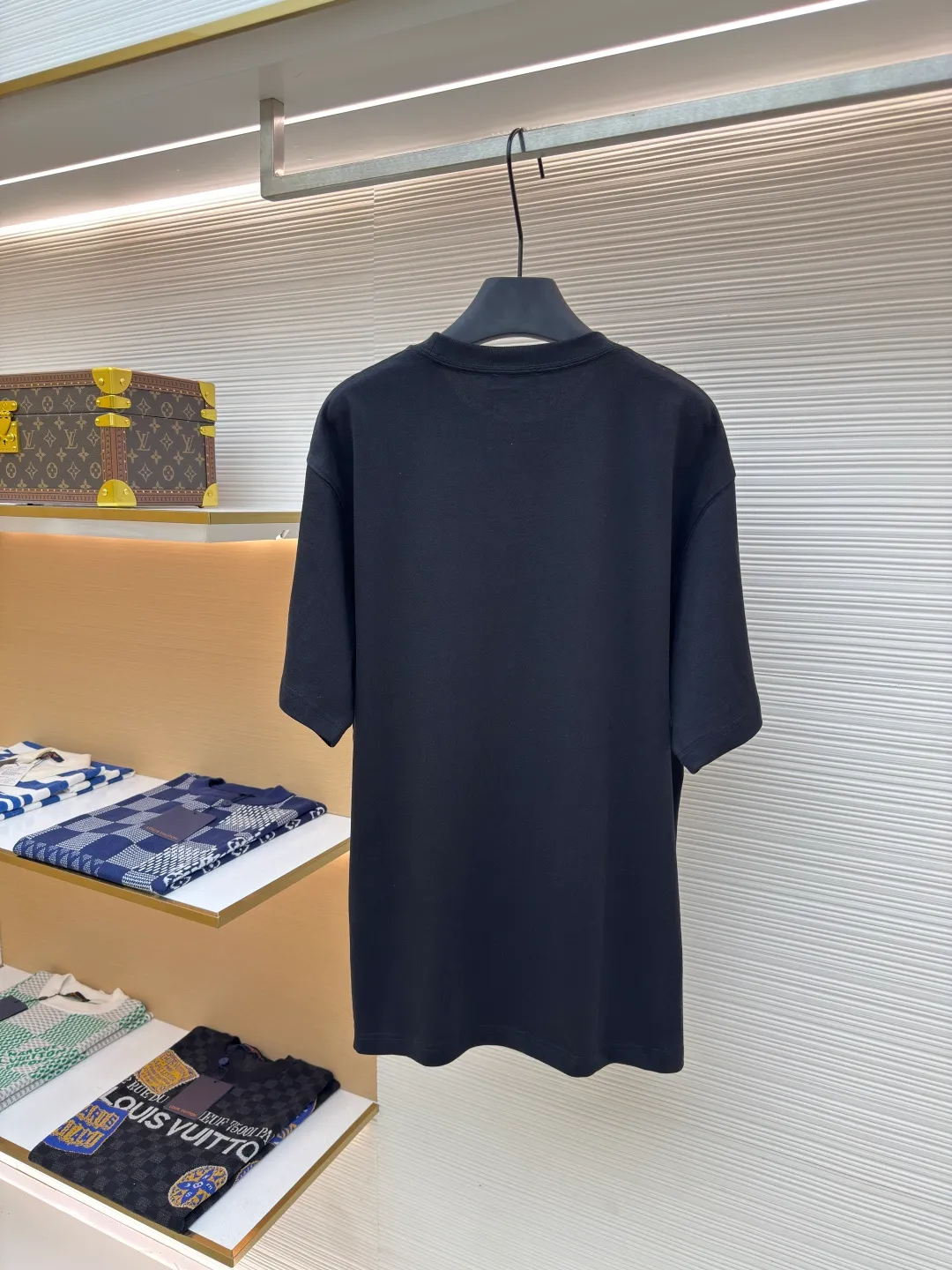 DIOR water-soluble embroidered logo short sleeves ●Authentic product: purchased and developed for 7400 ●Item number: 1680224-A00 ●Fabric: combed cotton compact yarn ●Technology: embroidery ●Version: fitted version ●Weight: about 300 grams ●Size: XS-S-M-L ●Description: The fabric is made of 21s double-yarn combed cotton compact yarn, weight 280g, matched with 32s double-yarn flat machine 1*1 to weave ribs, the front blade embroidery is embroidered with Tajima machine imported from Japan, and polyester-cotton mercerized embroidery thread is used for the bottom The layers are padded with cold water-soluble fabric, and the outer ring is surrounded by overlapping three-dimensional embroidery. The inner letters are embroidered with short needles, and the lines are embroidered with double-needle tatami offset embroidery. The ready-made garments are washed and dissolved with water-soluble fabric. The embroidered part feels soft to the touch, and the inner lining does not cut the flesh when worn.