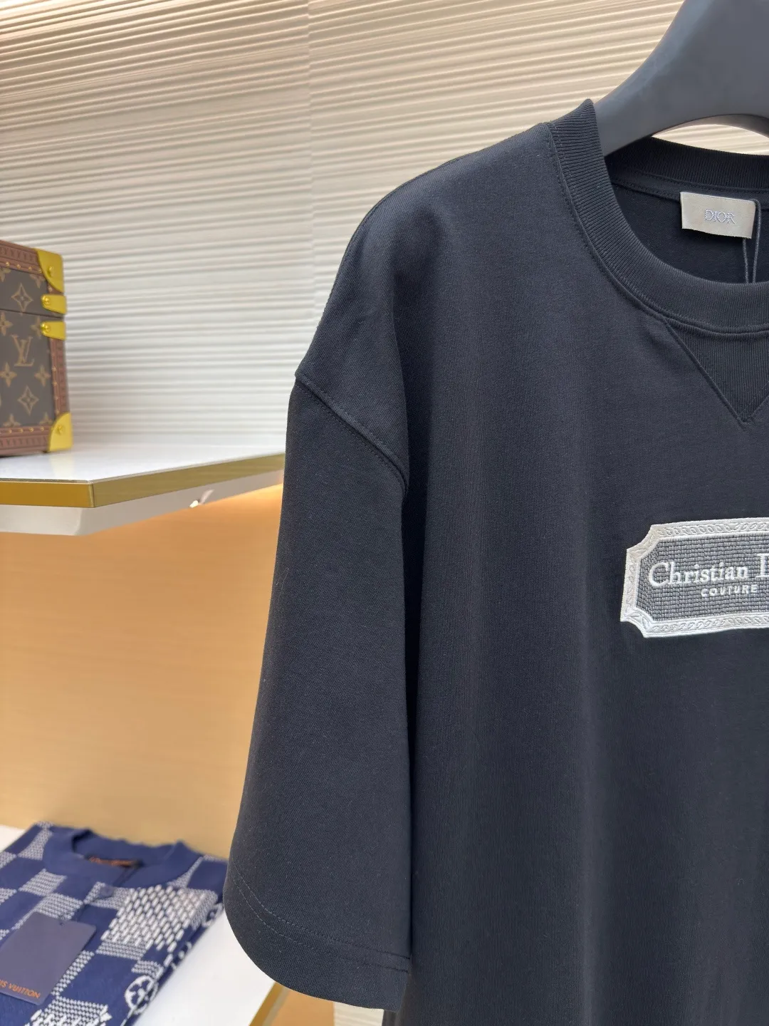 DIOR water-soluble embroidered logo short sleeves ●Authentic product: purchased and developed for 7400 ●Item number: 1680224-A00 ●Fabric: combed cotton compact yarn ●Technology: embroidery ●Version: fitted version ●Weight: about 300 grams ●Size: XS-S-M-L ●Description: The fabric is made of 21s double-yarn combed cotton compact yarn, weight 280g, matched with 32s double-yarn flat machine 1*1 to weave ribs, the front blade embroidery is embroidered with Tajima machine imported from Japan, and polyester-cotton mercerized embroidery thread is used for the bottom The layers are padded with cold water-soluble fabric, and the outer ring is surrounded by overlapping three-dimensional embroidery. The inner letters are embroidered with short needles, and the lines are embroidered with double-needle tatami offset embroidery. The ready-made garments are washed and dissolved with water-soluble fabric. The embroidered part feels soft to the touch, and the inner lining does not cut the flesh when worn.