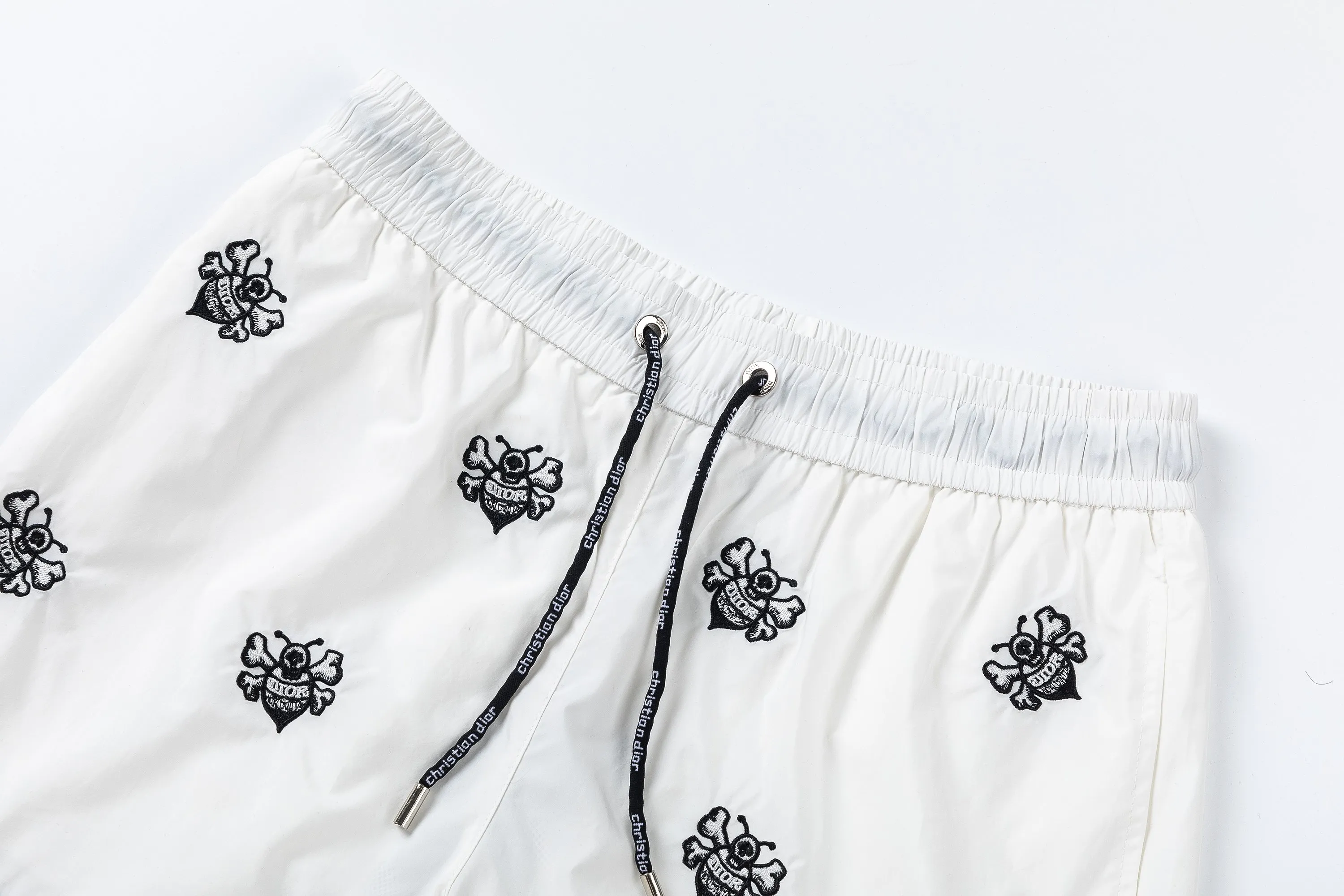🅿️210 DiRO Dior 2025 spring and summer logo embroidery. New fashionable beach shorts, with lining and mesh shorts! The official website is synchronized with the original 1-1 replica, the original hardware is selected from high-quality polyester fiber fabrics, with a delicate feel, a must-have item for summer, and the upper body effect is super handsome! Color: Black White Size: S M L XL XXL