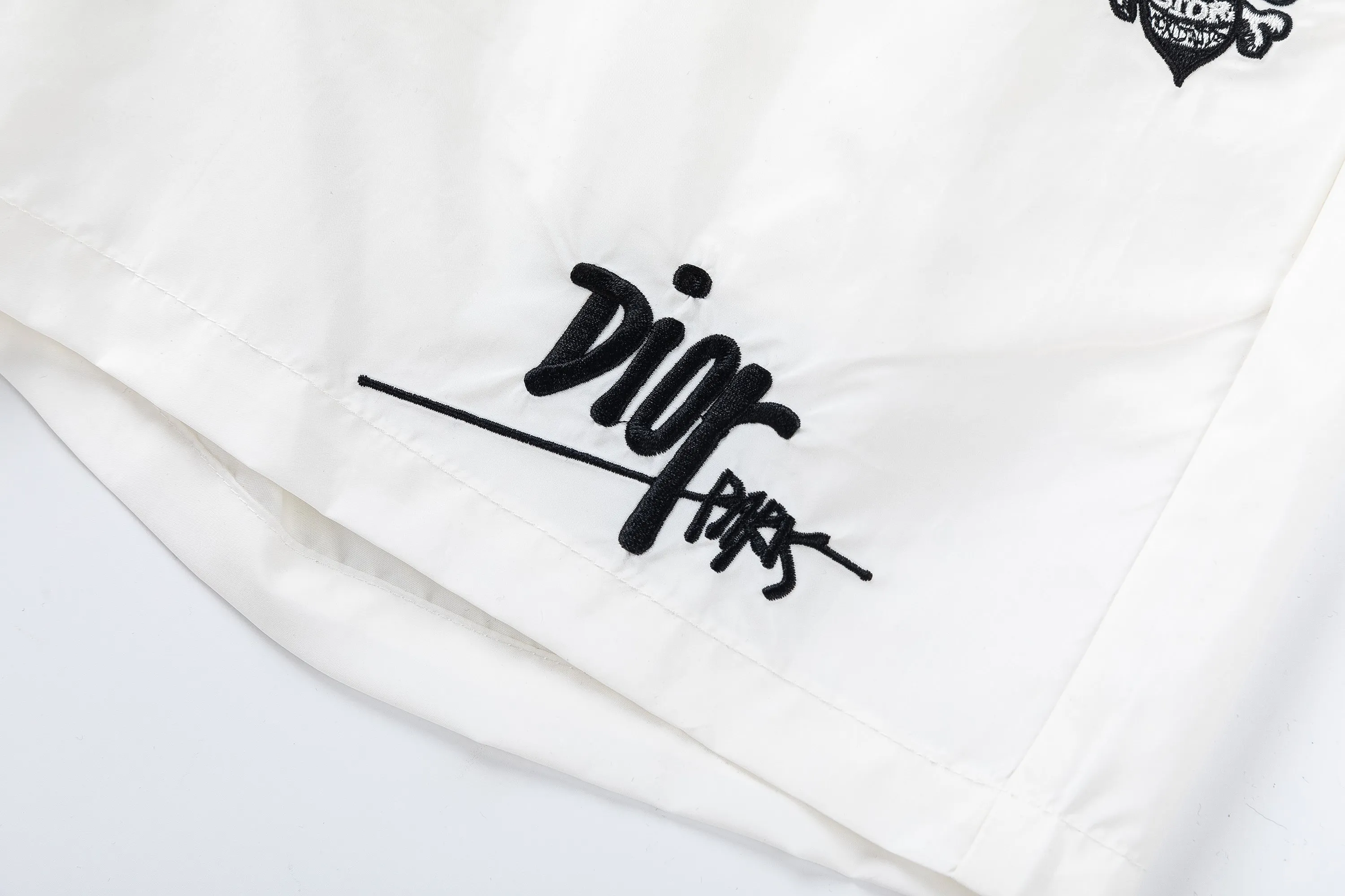 🅿️210 DiRO Dior 2025 spring and summer logo embroidery. New fashionable beach shorts, with lining and mesh shorts! The official website is synchronized with the original 1-1 replica, the original hardware is selected from high-quality polyester fiber fabrics, with a delicate feel, a must-have item for summer, and the upper body effect is super handsome! Color: Black White Size: S M L XL XXL