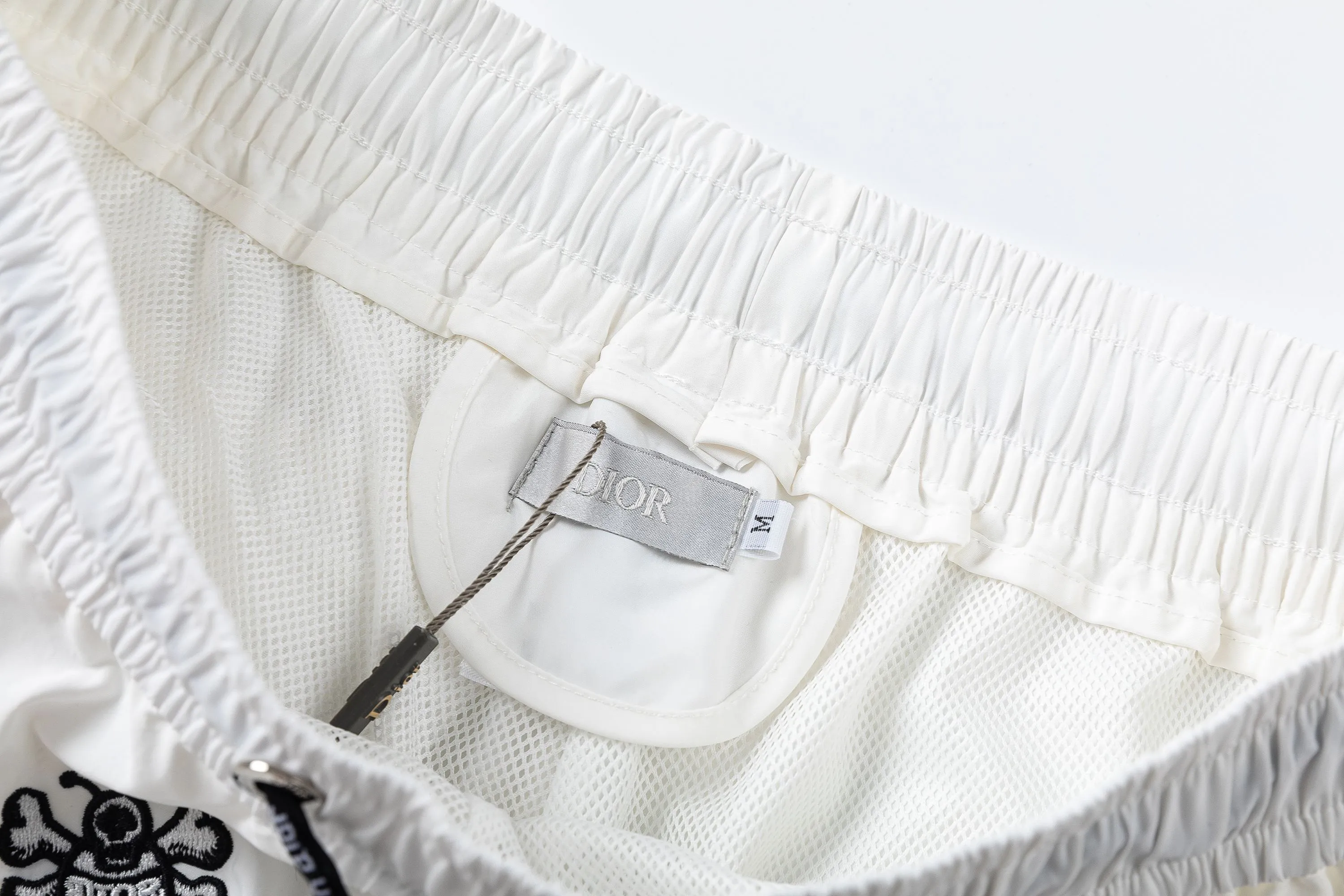 🅿️210 DiRO Dior 2025 spring and summer logo embroidery. New fashionable beach shorts, with lining and mesh shorts! The official website is synchronized with the original 1-1 replica, the original hardware is selected from high-quality polyester fiber fabrics, with a delicate feel, a must-have item for summer, and the upper body effect is super handsome! Color: Black White Size: S M L XL XXL