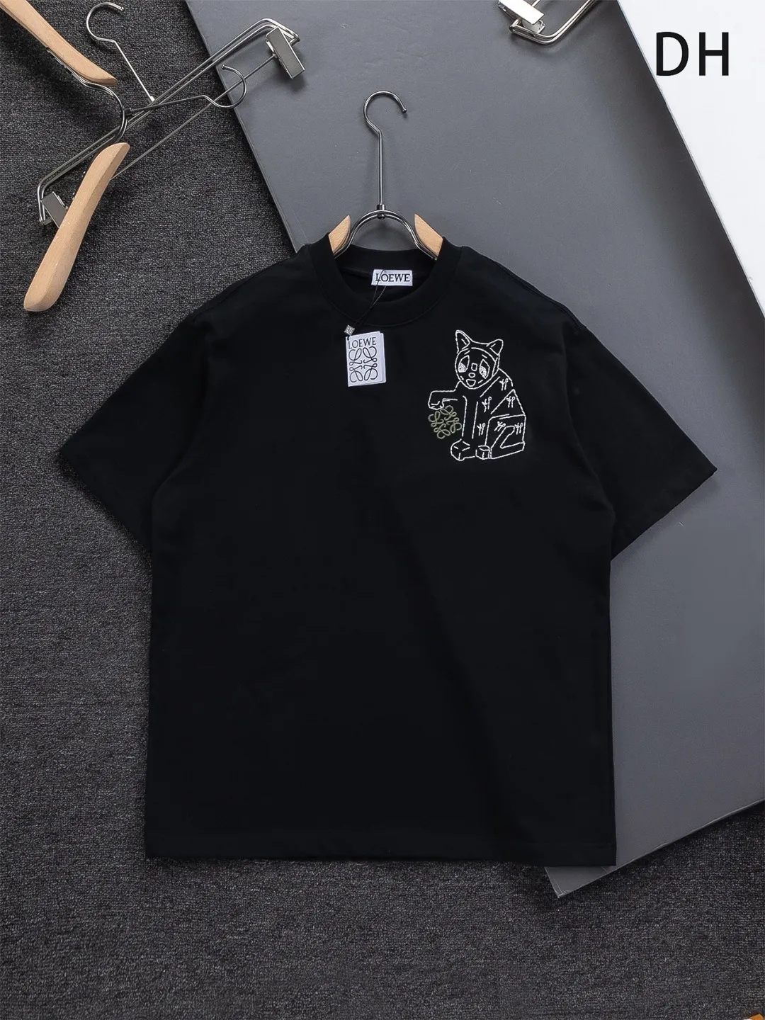 🅿️190 DIOR Dior Dior CD Micro wide version S-XL Dior 26ss official website never fails, permanent boutique LOEWE The cat logo embroidery pattern on the chest is full of details, full of childishness and artistic sense. It is made of 320g high-quality pure cotton, with an S-pattern round neck and topstitching. It is unique. Customized accessories, and the whole body is customized and developed according to the Y board... It has three labels and can control various styles, paying tribute to Dior's historic year! Coupled with the blessing of full-flower cotton material, both the upper body comfort and the existence are unparalleled. It can be said to be a must-have companion in summer. The excellent breathability and comfortable wearing feeling are unparalleled~ Recommended! ! Same style for men and women! Color: Black White Pink Size: S-XL Size chart: S: Shoulder width 50-Bust 56-Length 70 M: Shoulder width 52-Bust 57-Length 72 L: Shoulder width 54-Bust 59-Length 74 XL: Shoulder width 56-Bust 62-Length 76