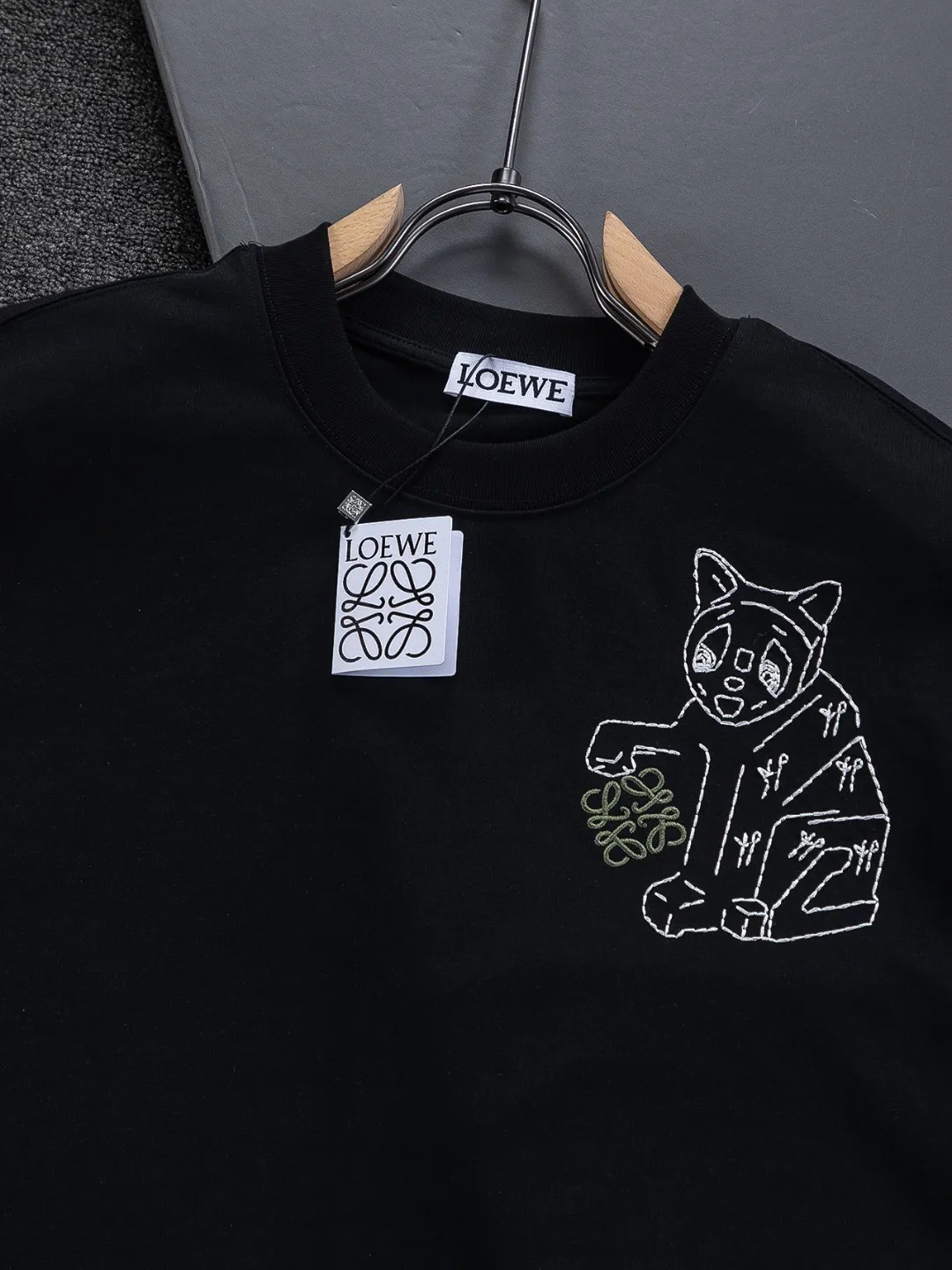 🅿️190 DIOR Dior Dior CD Micro wide version S-XL Dior 26ss official website never fails, permanent boutique LOEWE The cat logo embroidery pattern on the chest is full of details, full of childishness and artistic sense. It is made of 320g high-quality pure cotton, with an S-pattern round neck and topstitching. It is unique. Customized accessories, and the whole body is customized and developed according to the Y board... It has three labels and can control various styles, paying tribute to Dior's historic year! Coupled with the blessing of full-flower cotton material, both the upper body comfort and the existence are unparalleled. It can be said to be a must-have companion in summer. The excellent breathability and comfortable wearing feeling are unparalleled~ Recommended! ! Same style for men and women! Color: Black White Pink Size: S-XL Size chart: S: Shoulder width 50-Bust 56-Length 70 M: Shoulder width 52-Bust 57-Length 72 L: Shoulder width 54-Bust 59-Length 74 XL: Shoulder width 56-Bust 62-Length 76