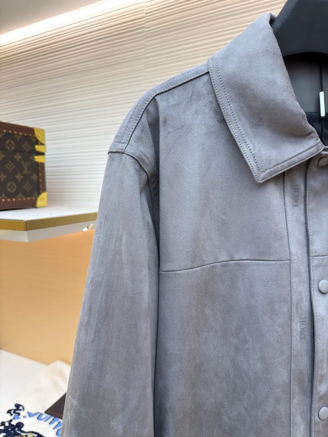 Dior suede jacket ●Original version: 38000 purchased and developed ●Item number: 1681582-C30 ●Fabric: suede fabric ●Technology: embossed production ●Color: gray ●Version: fitted version ●Weight: about 940 grams ●Size: 48-50-52 ●Description: The original version was purchased from Hangzhou National Specialty School for 36,000. The fabric is made of Italian suede. It is paired with 50 grams of knitted composite. Customized 101 matte black leather. Customized black jacquard logo silk lining. Customized 0.3×6cm leather strip. Customized 14mm matte black snap button. Customized 10mm mushroom snap button. Embossed placket. Customized accessories. Same style for men and women. Full street feel. Very good workmanship details. The overall wiring is straight and delicate, the fabric is comfortable and soft, and the color is consistent without color difference. It can be matched with the same style to create a fashionable look and control various occasions. Customized accessories, complete with three standards, same style for men and women!