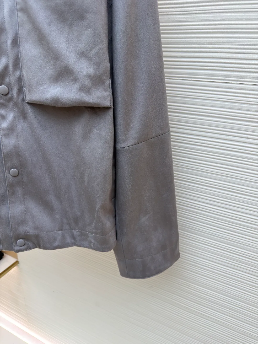 Dior suede jacket ●Original version: 38000 purchased and developed ●Item number: 1681582-C30 ●Fabric: suede fabric ●Technology: embossed production ●Color: gray ●Version: fitted version ●Weight: about 940 grams ●Size: 48-50-52 ●Description: The original version was purchased from Hangzhou National Specialty School for 36,000. The fabric is made of Italian suede. It is paired with 50 grams of knitted composite. Customized 101 matte black leather. Customized black jacquard logo silk lining. Customized 0.3×6cm leather strip. Customized 14mm matte black snap button. Customized 10mm mushroom snap button. Embossed placket. Customized accessories. Same style for men and women. Full street feel. Very good workmanship details. The overall wiring is straight and delicate, the fabric is comfortable and soft, and the color is consistent without color difference. It can be matched with the same style to create a fashionable look and control various occasions. Customized accessories, complete with three standards, same style for men and women!