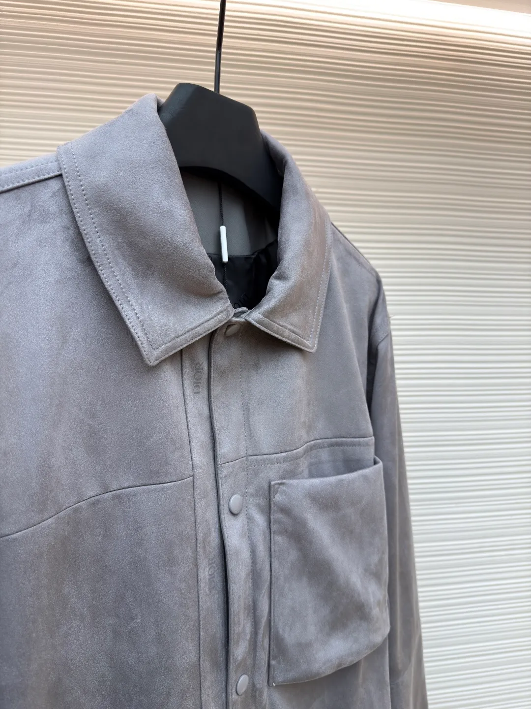 Dior suede jacket ●Original version: 38000 purchased and developed ●Item number: 1681582-C30 ●Fabric: suede fabric ●Technology: embossed production ●Color: gray ●Version: fitted version ●Weight: about 940 grams ●Size: 48-50-52 ●Description: The original version was purchased from Hangzhou National Specialty School for 36,000. The fabric is made of Italian suede. It is paired with 50 grams of knitted composite. Customized 101 matte black leather. Customized black jacquard logo silk lining. Customized 0.3×6cm leather strip. Customized 14mm matte black snap button. Customized 10mm mushroom snap button. Embossed placket. Customized accessories. Same style for men and women. Full street feel. Very good workmanship details. The overall wiring is straight and delicate, the fabric is comfortable and soft, and the color is consistent without color difference. It can be matched with the same style to create a fashionable look and control various occasions. Customized accessories, complete with three standards, same style for men and women!