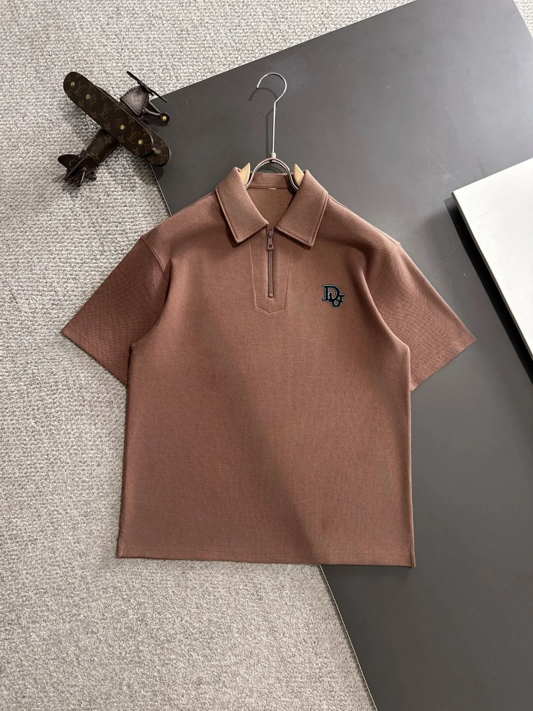 🅿️330 shipped the next day. High version DIOR/Dior 25ss spring and summer new high-definition pique cotton T-shirt. Made in Italy with imported machines. Truly luxurious and high-quality. 1:1COPY with eyes closed. Heavy combed fabrics, high-strength and heavy-weight fabrics feel substantial when weighed. The upper body is also more textured than ordinary T-shirts and is not easy to deform. This texture can cope with the weather. It absorbs sweat and is breathable, suitable for both hot and cold conditions! Perfectly produced with reference to the original stitch and stitch! The loose fit design is super noble. Custom-woven signature ribbed collar, cuffs, and hem. Really rare and rare goods Size: M-XXXL
